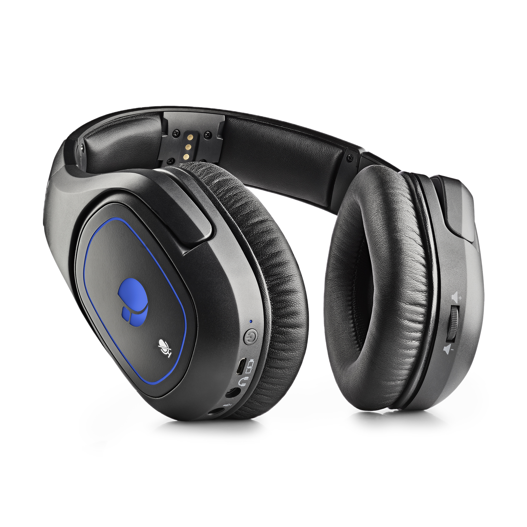 Cuffie nere con dettagli blu, angolate su superficie bianca, con dettagli di design.