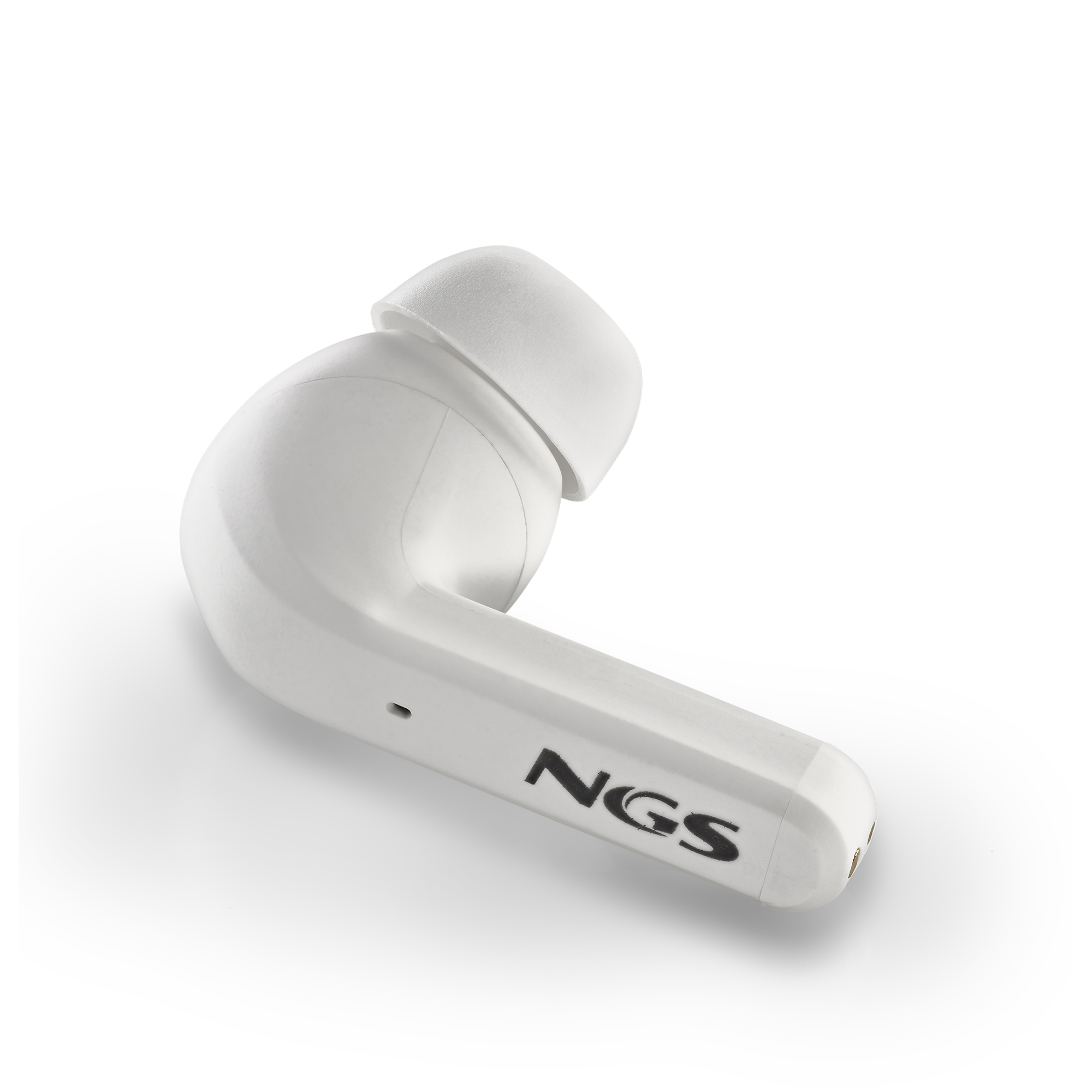 Ein weißer NGS-Ohrhörer. Es hat das NGS-Logo und liegt auf weißem Hintergrund.