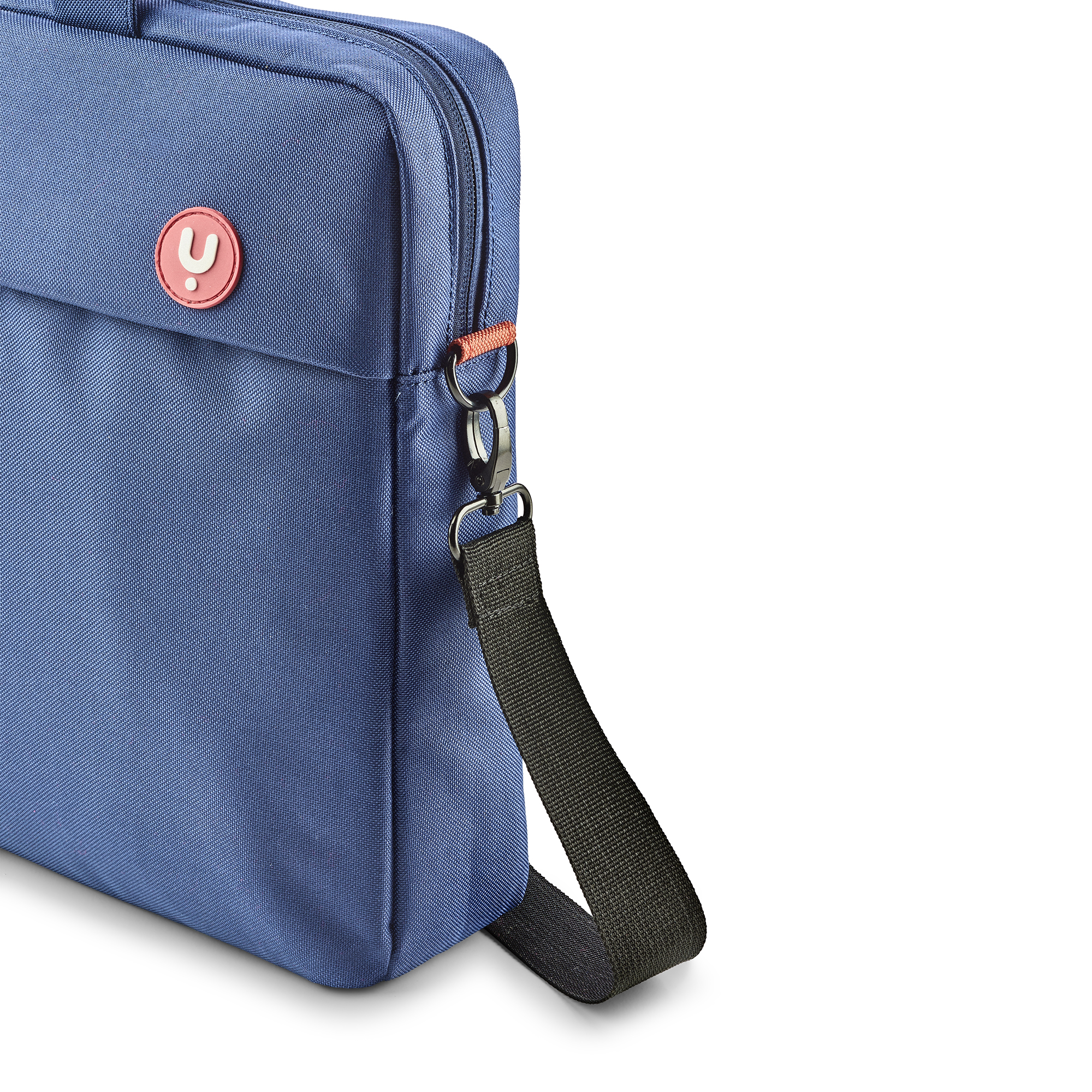 Una borsa blu per laptop con logo rosso, cinturino e cerniera neri, su sfondo bianco.