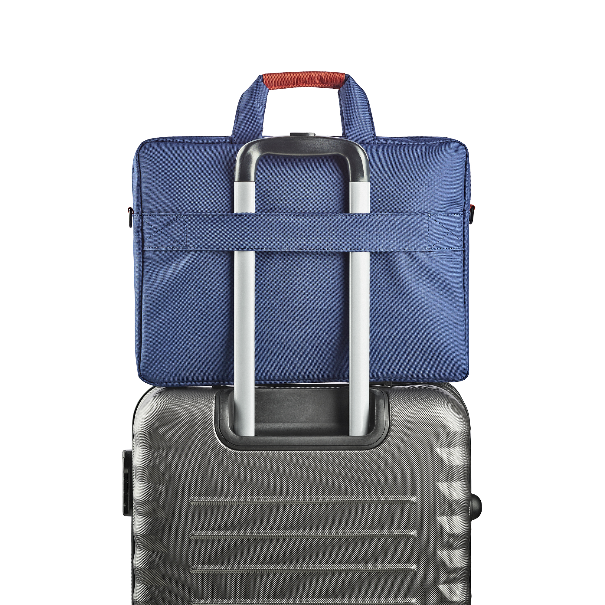 Una borsa blu per laptop su una valigia grigia. La borsa ha un manico e una tracolla. La valigia ha un manico.