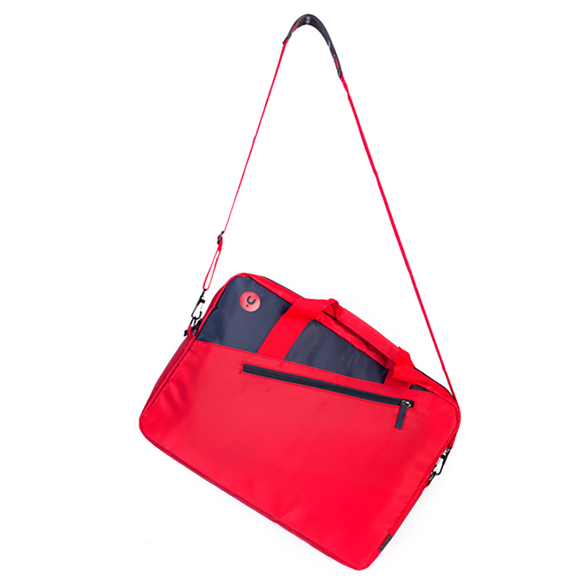 Una bolsa roja para portátil con parte superior y correa negras. Un logotipo azul está presente en la esquina superior derecha.