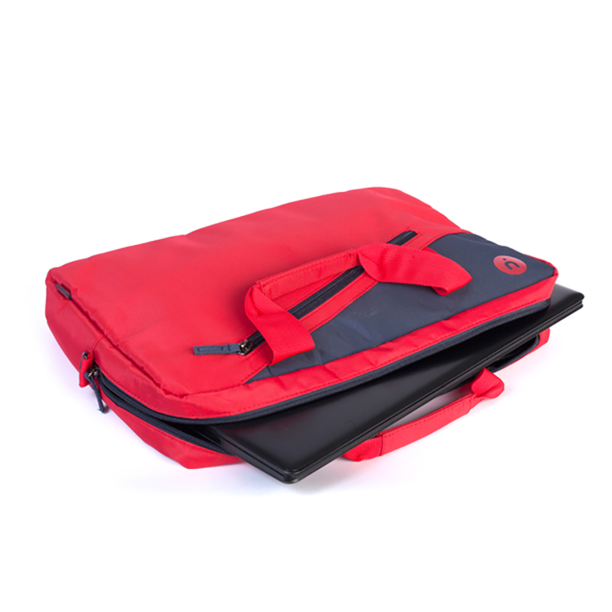 Una bolsa roja para portátil con un bolsillo azul marino que contiene un portátil. Una cremallera es visible en la bolsa.