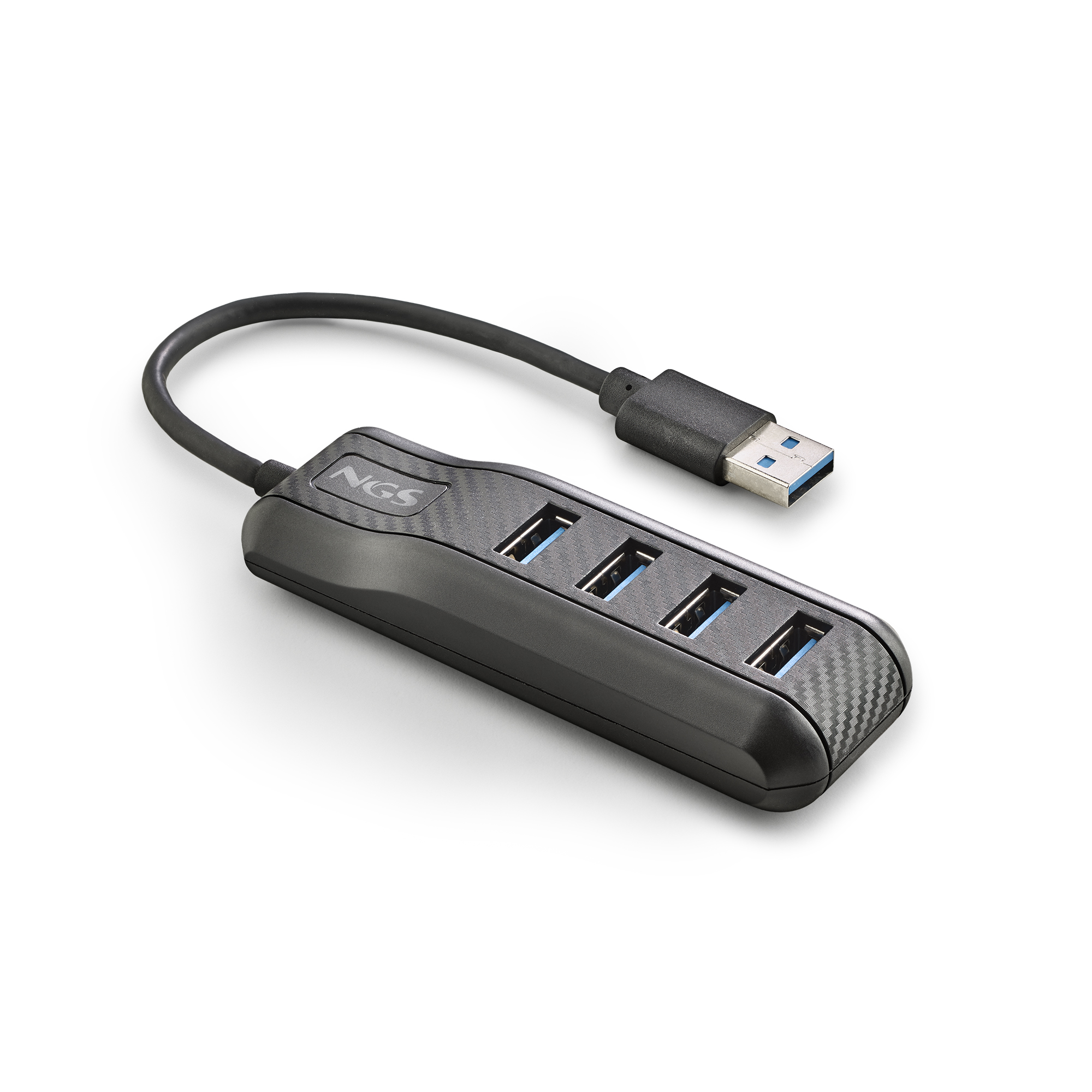 Un concentrador USB negro con cuatro puertos y un cable conector USB, aislado.