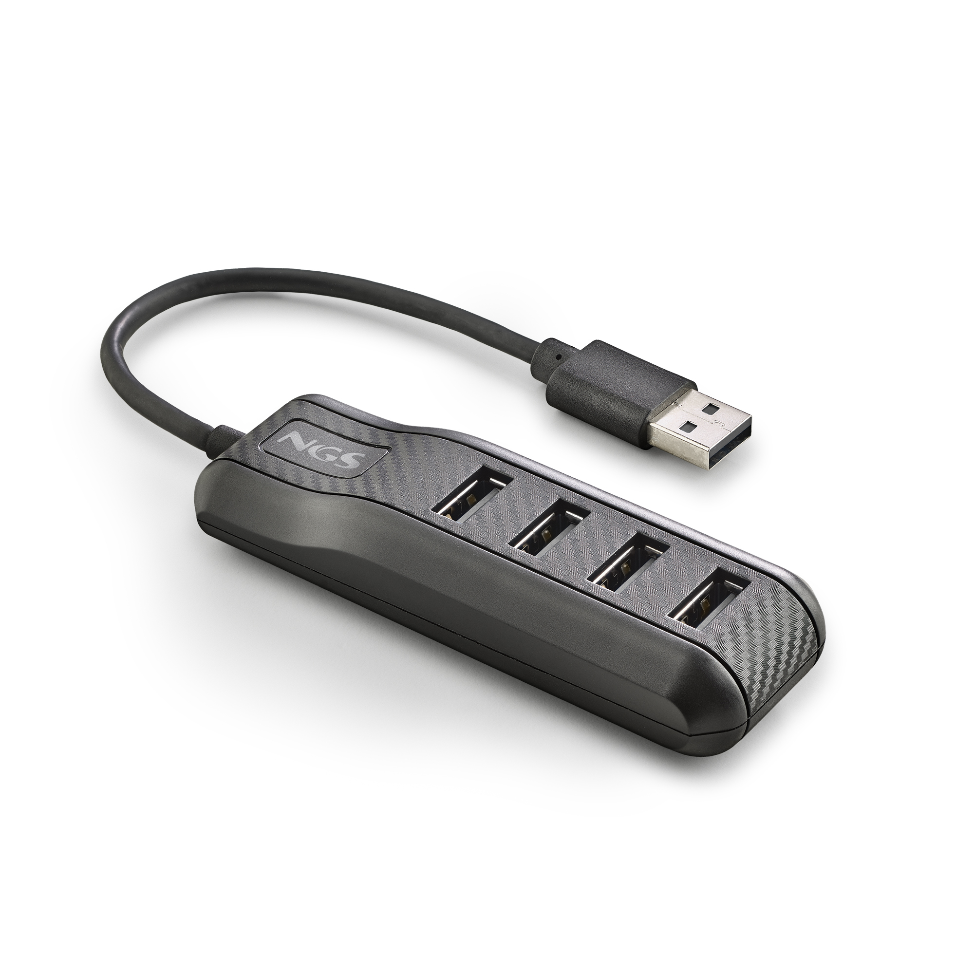 Ein schwarzer USB-Hub mit vier Anschlüssen. Es hat ein schwarzes Kabel und einen USB-Anschluss. Der Markenname ist sichtbar.