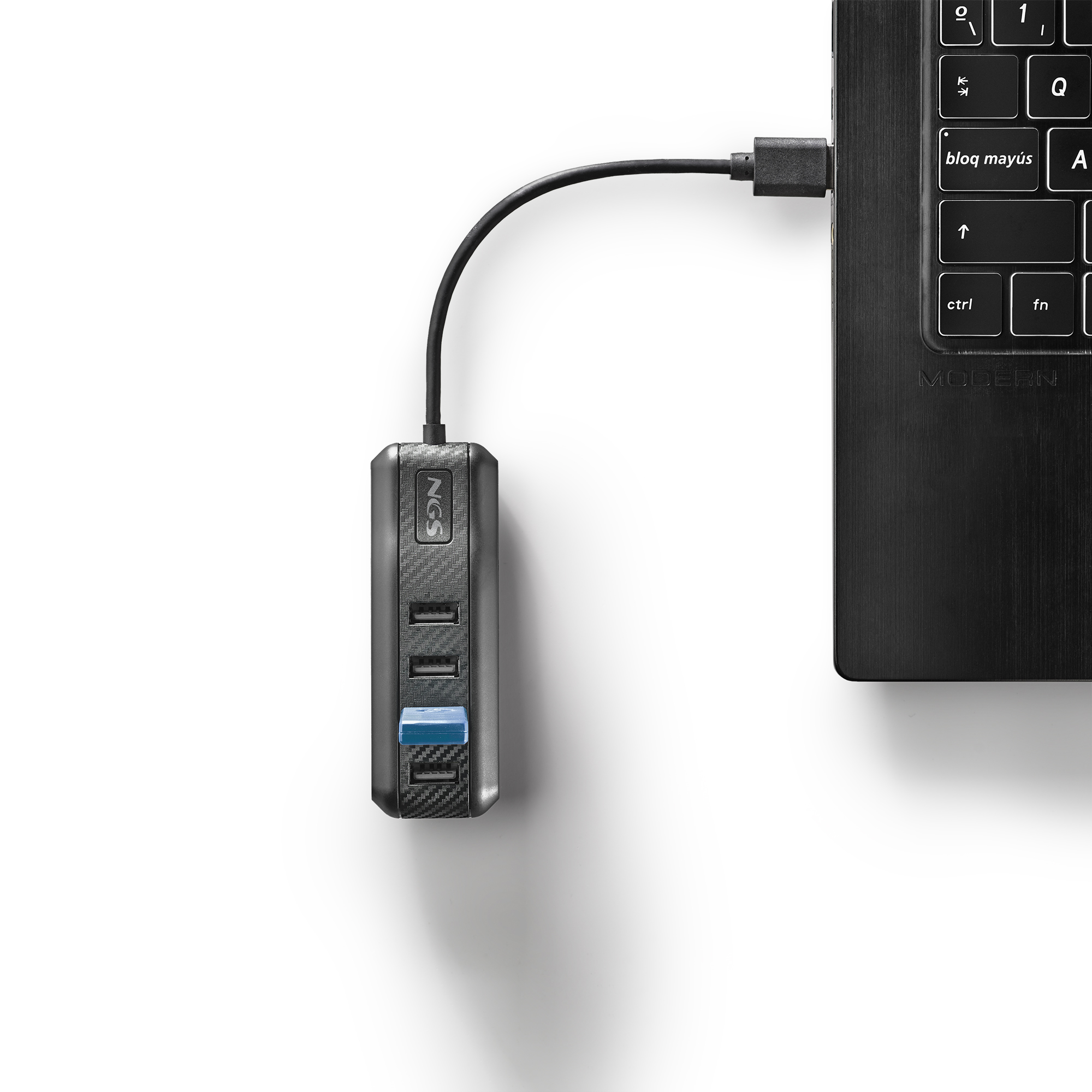 Schwarzer USB-Hub, der an einen Laptop angeschlossen ist. Er hat USB-Anschlüsse und einen blauen Akzent.