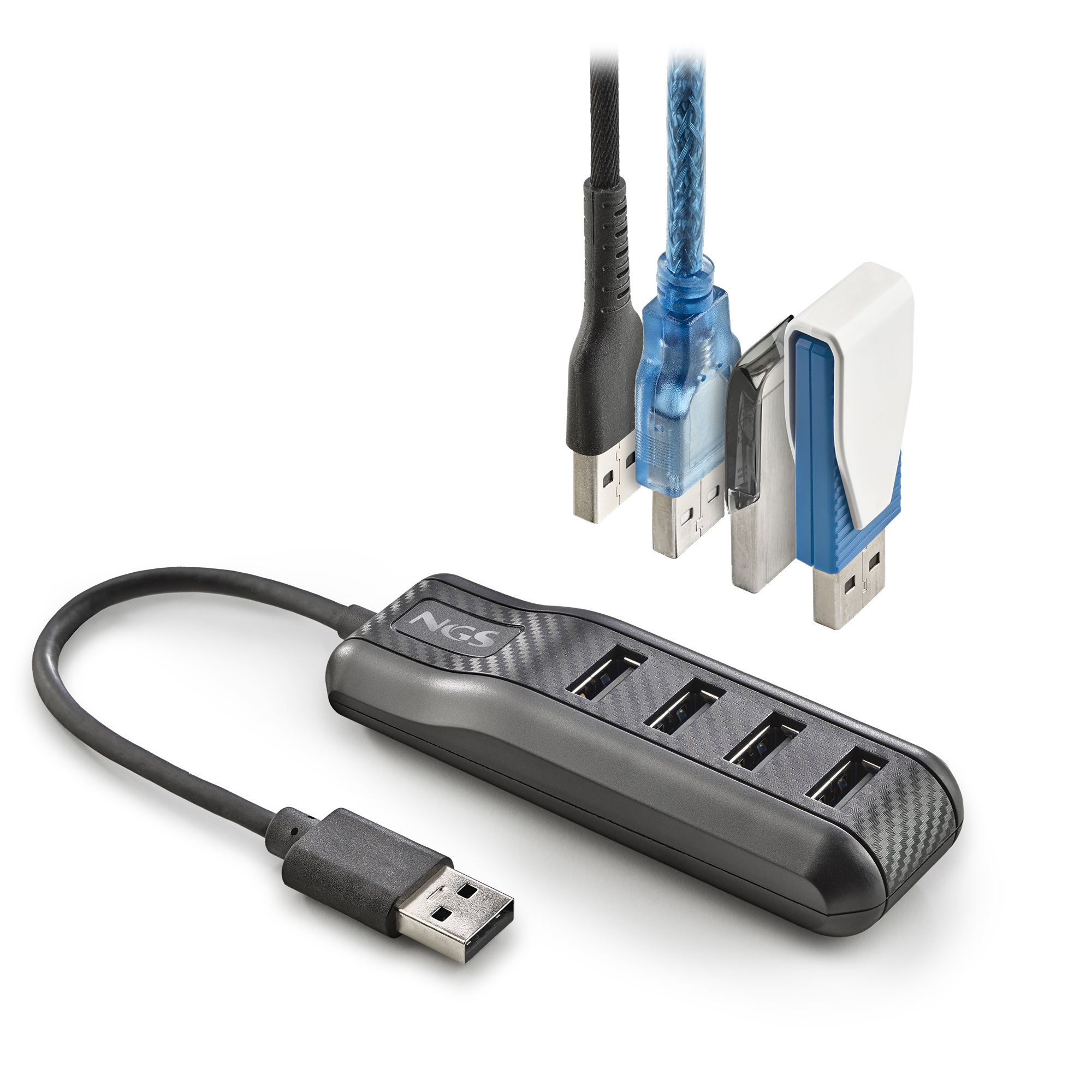 USB-Hub mit vier Anschlüssen und drei USB-Kabeln mit verschiedenen Steckern, auf weißem Untergrund.