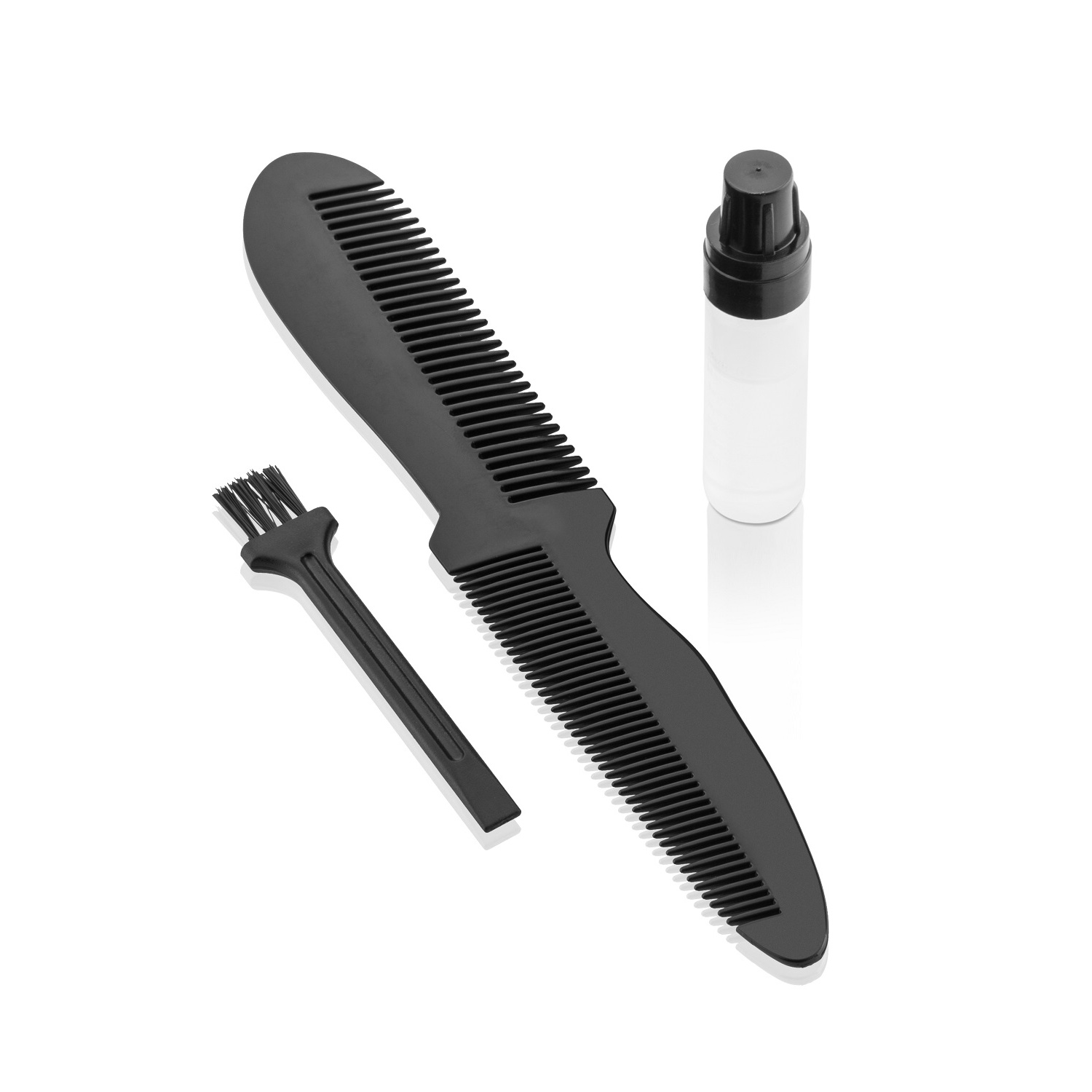 Schwarzes Haarfärbemittel-Set mit Kamm, Bürste und Flasche, alles auf weißem Untergrund.