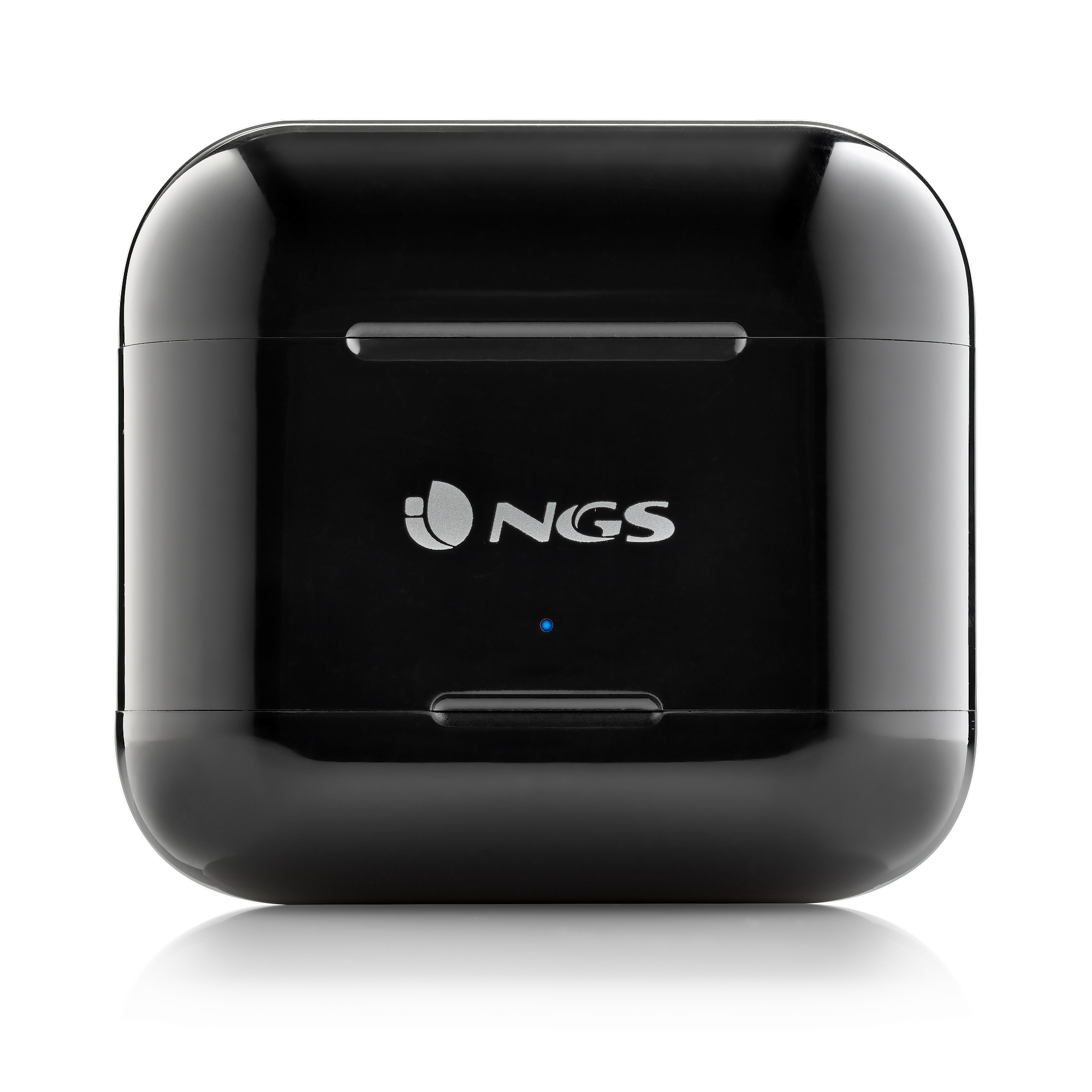 Un estuche de carga negro para auriculares. El estuche tiene un logo y un indicador de luz azul.
