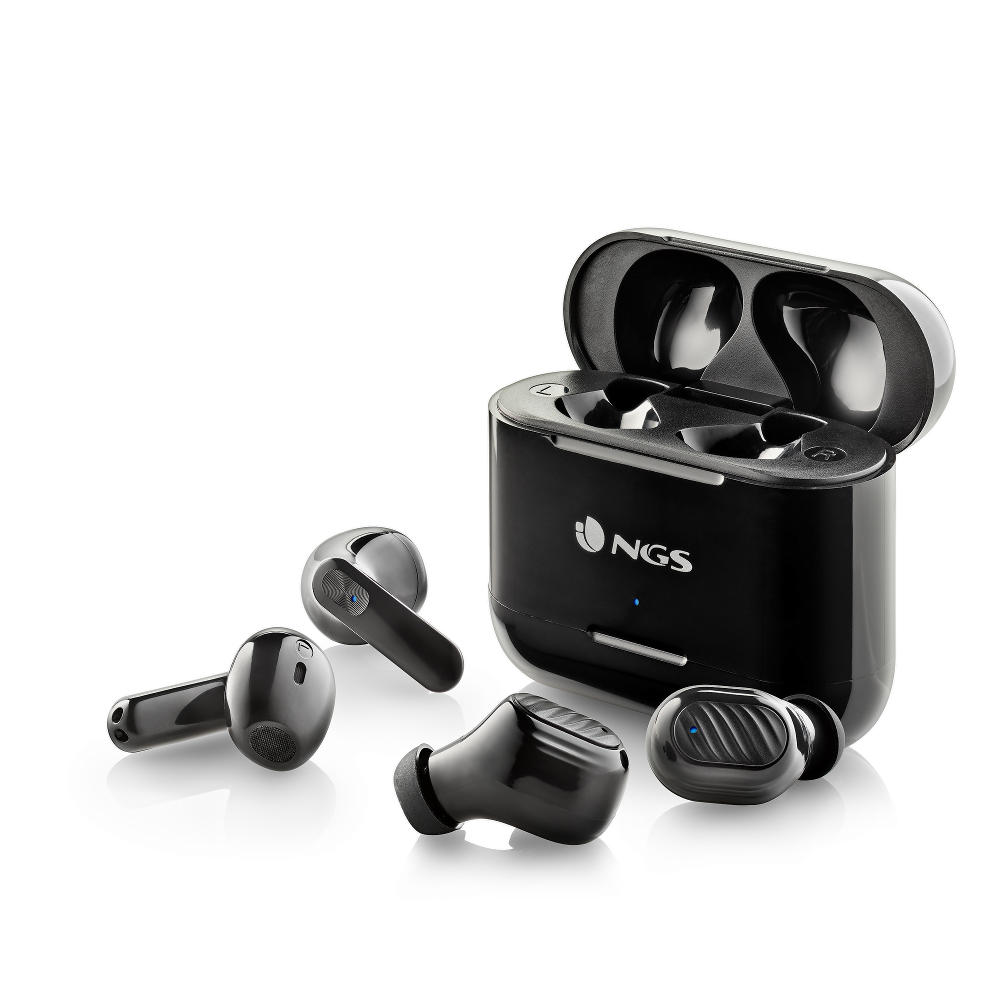 Auriculares inalámbricos NGS negros y estuche de carga. Los auriculares están dispersos alrededor del estuche sobre un fondo blanco.