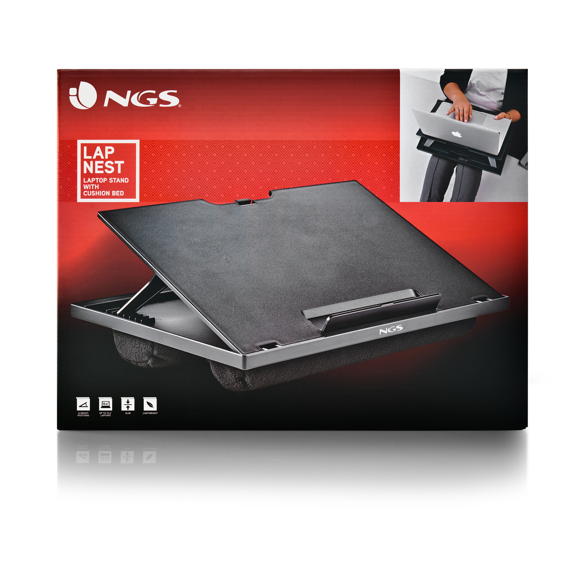 Laptopständer mit Kissenbett. Schwarzer Ständer, roter Karton mit Laptop darauf. Person, die den Laptop benutzt, im Eck.