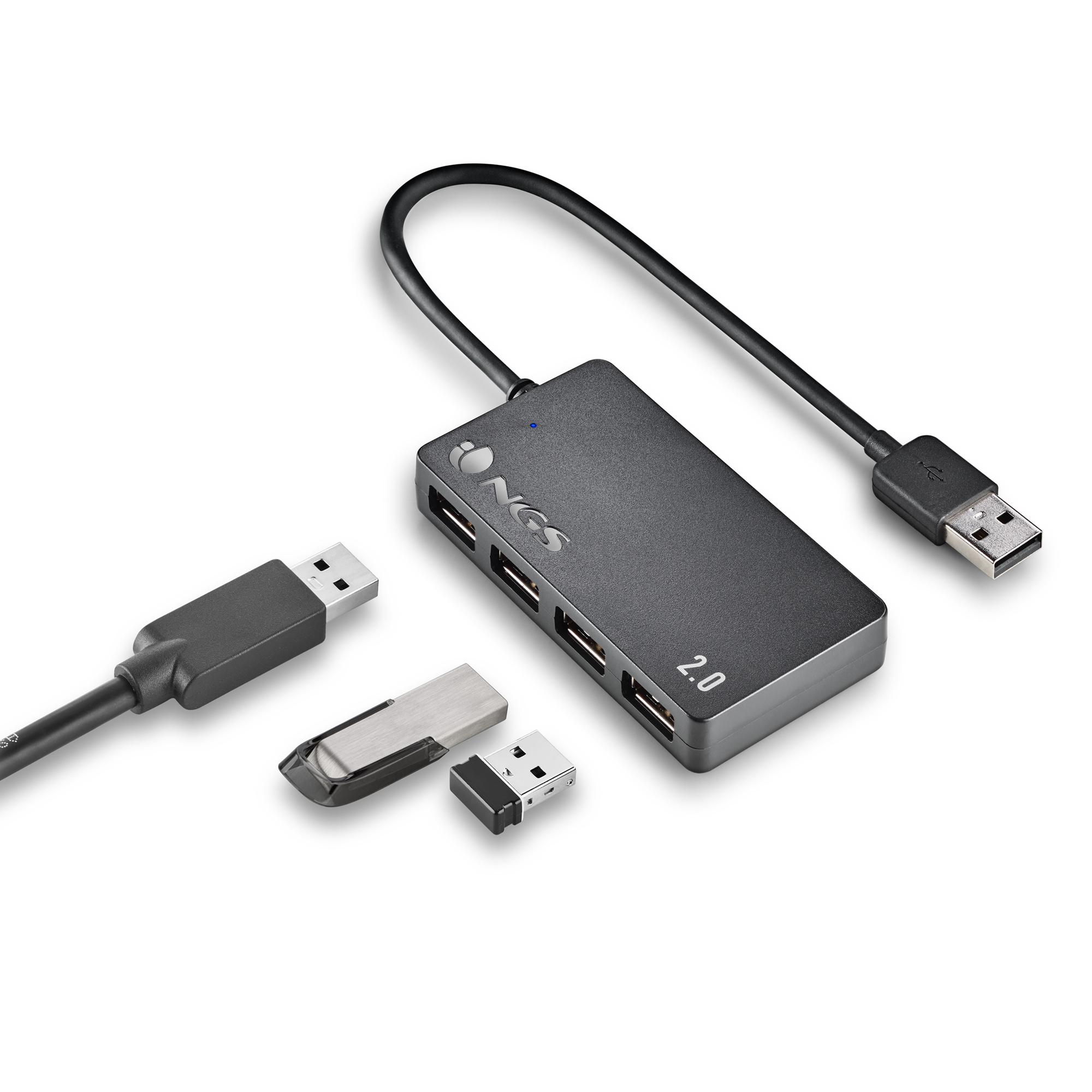Schwarzer USB-Hub mit 4 Anschlüssen, zwei USB-Laufwerken und einem USB-Kabel auf weißer Oberfläche.
