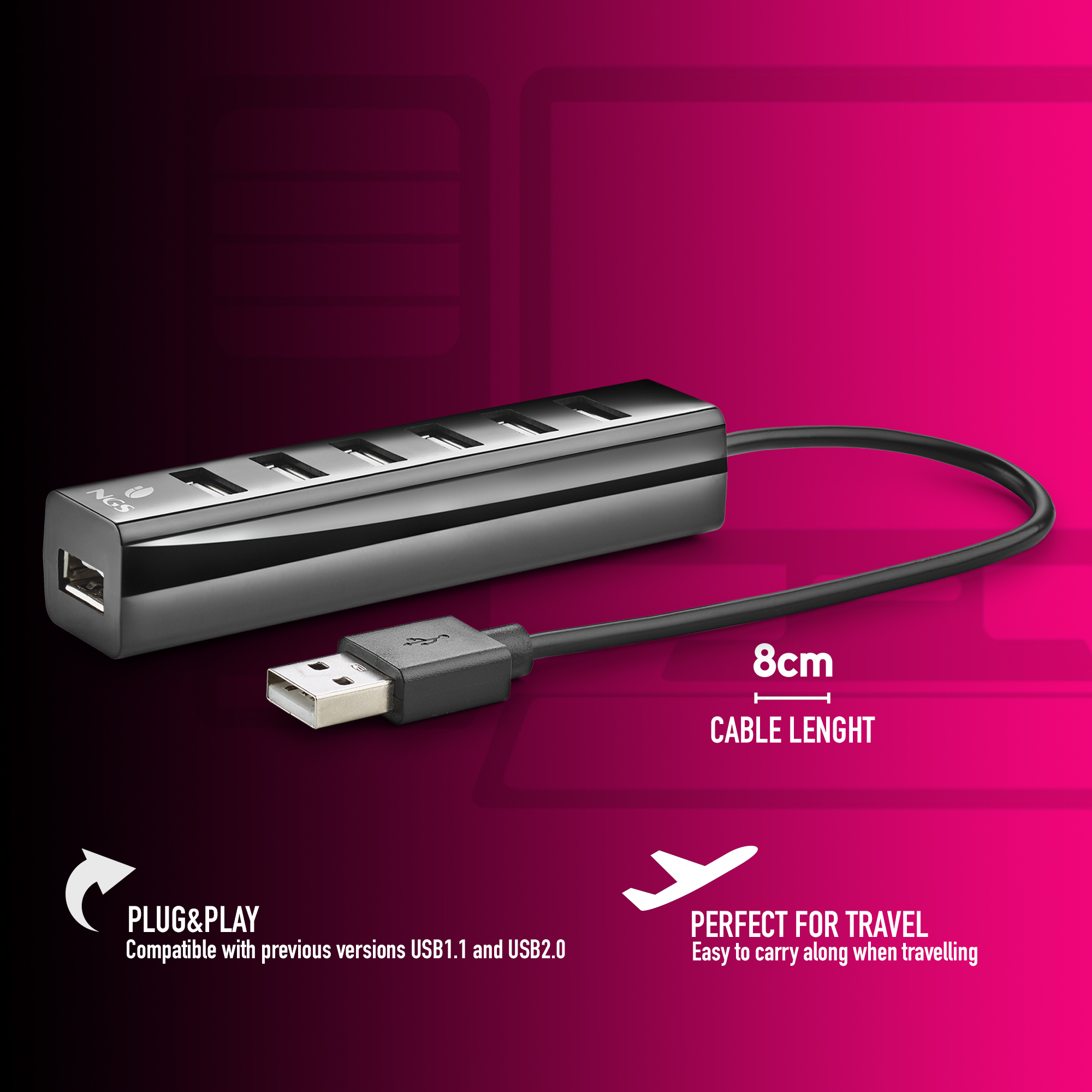 Schwarzer USB-Hub mit 7 Anschlüssen. Ein USB-Kabel ist angeschlossen.