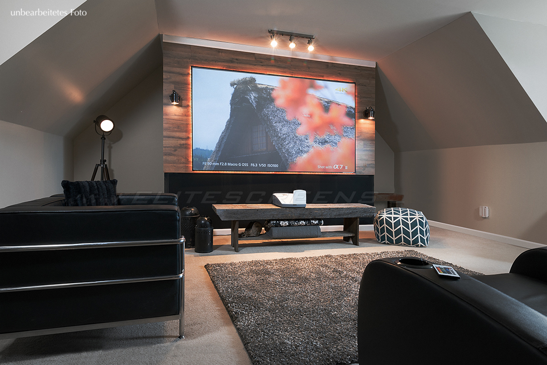 Heimkino-Setup mit großem Bildschirm. Schwarzes Sofa und Stühle. Holztisch mit Zubehör.