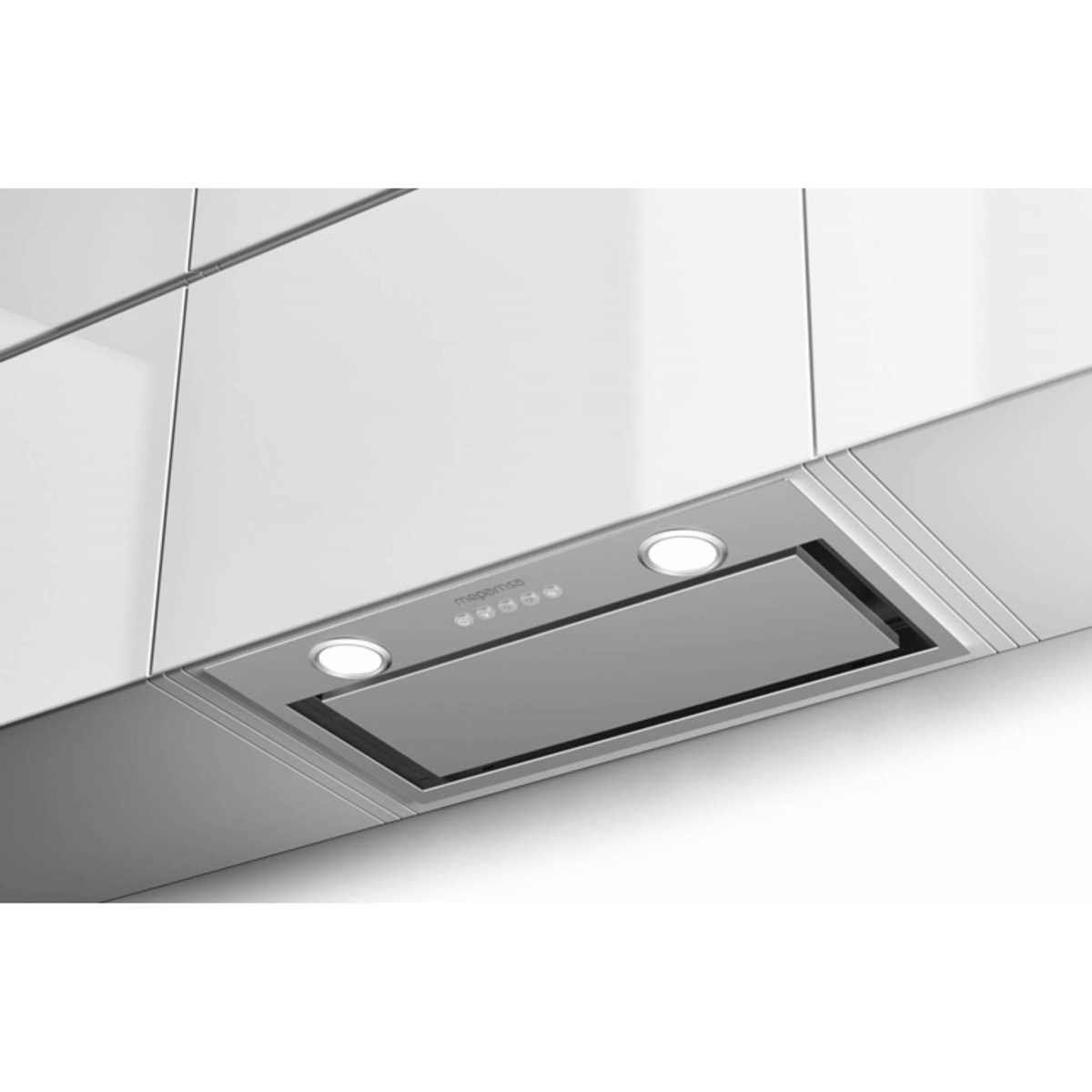 Campana extractora plateada con dos luces y panel de control. En gabinetes blancos.