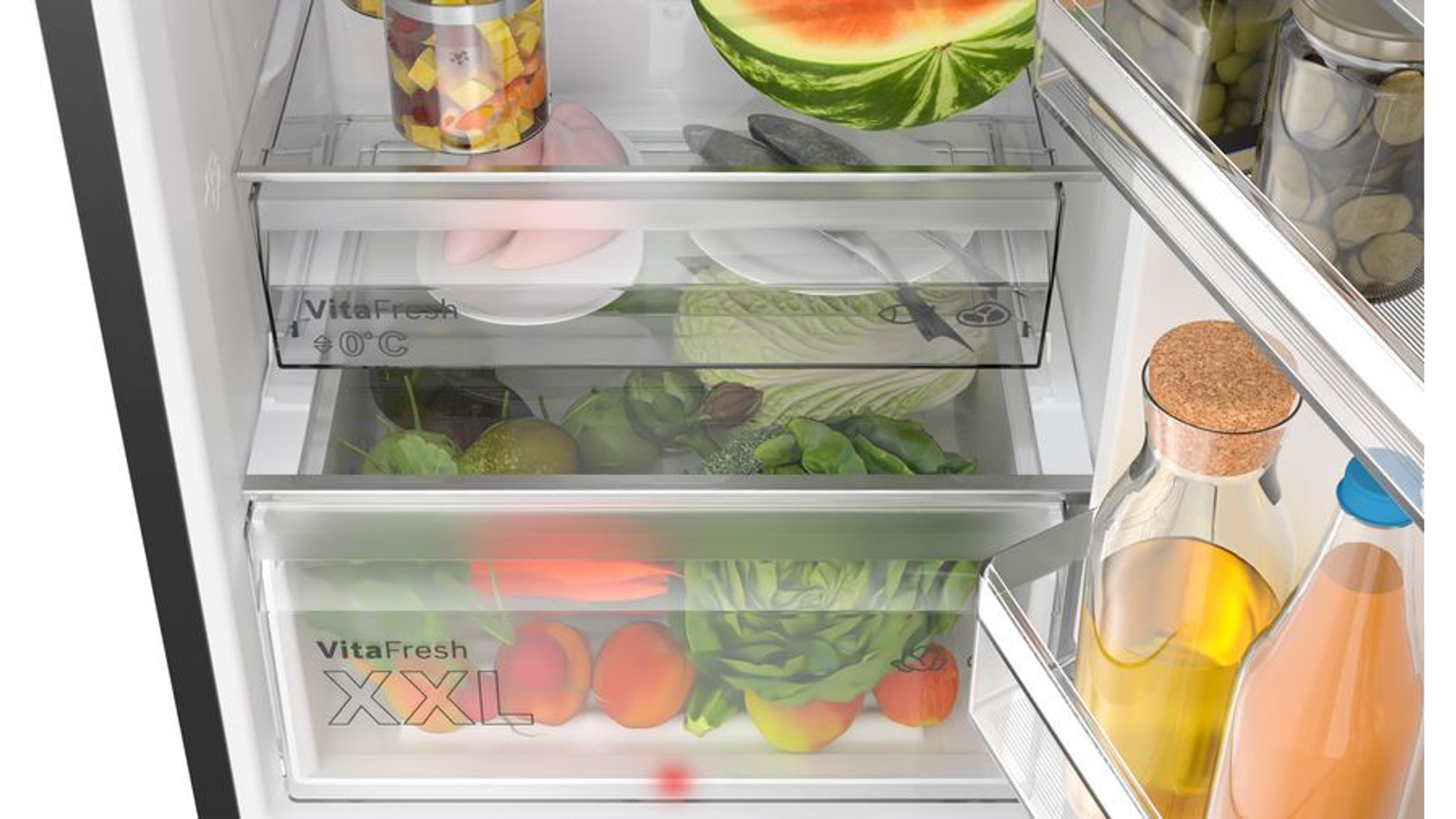 Kühlschrankinnenraum mit Gemüseschubladen mit Gemüse und Obst.