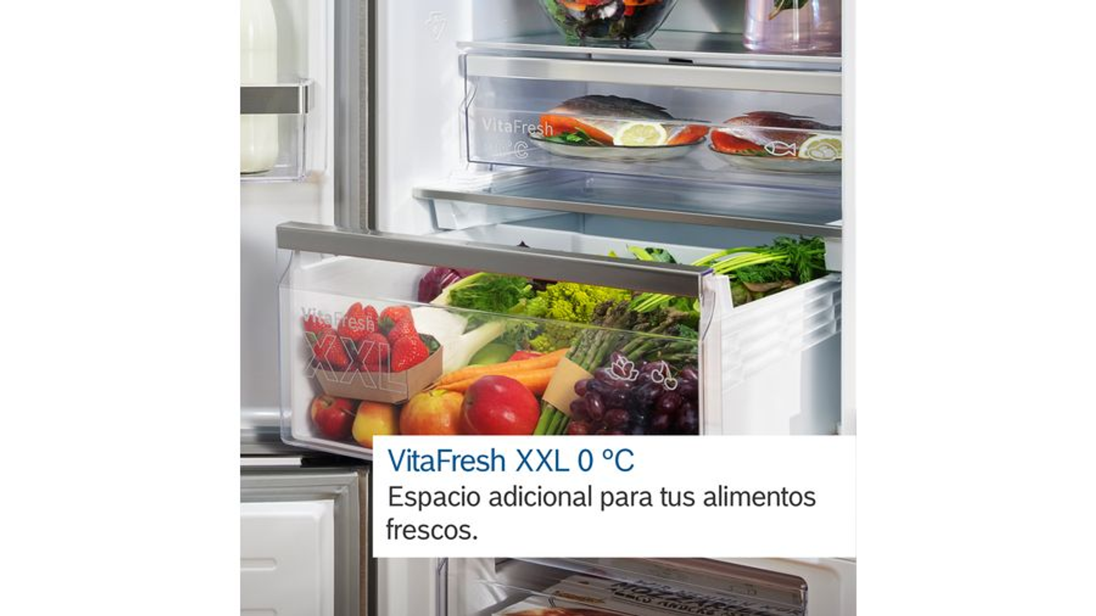 Kühlschrank-Innenraum mit VitaFresh XXL 0°C Schublade gefüllt mit frischen Produkten.