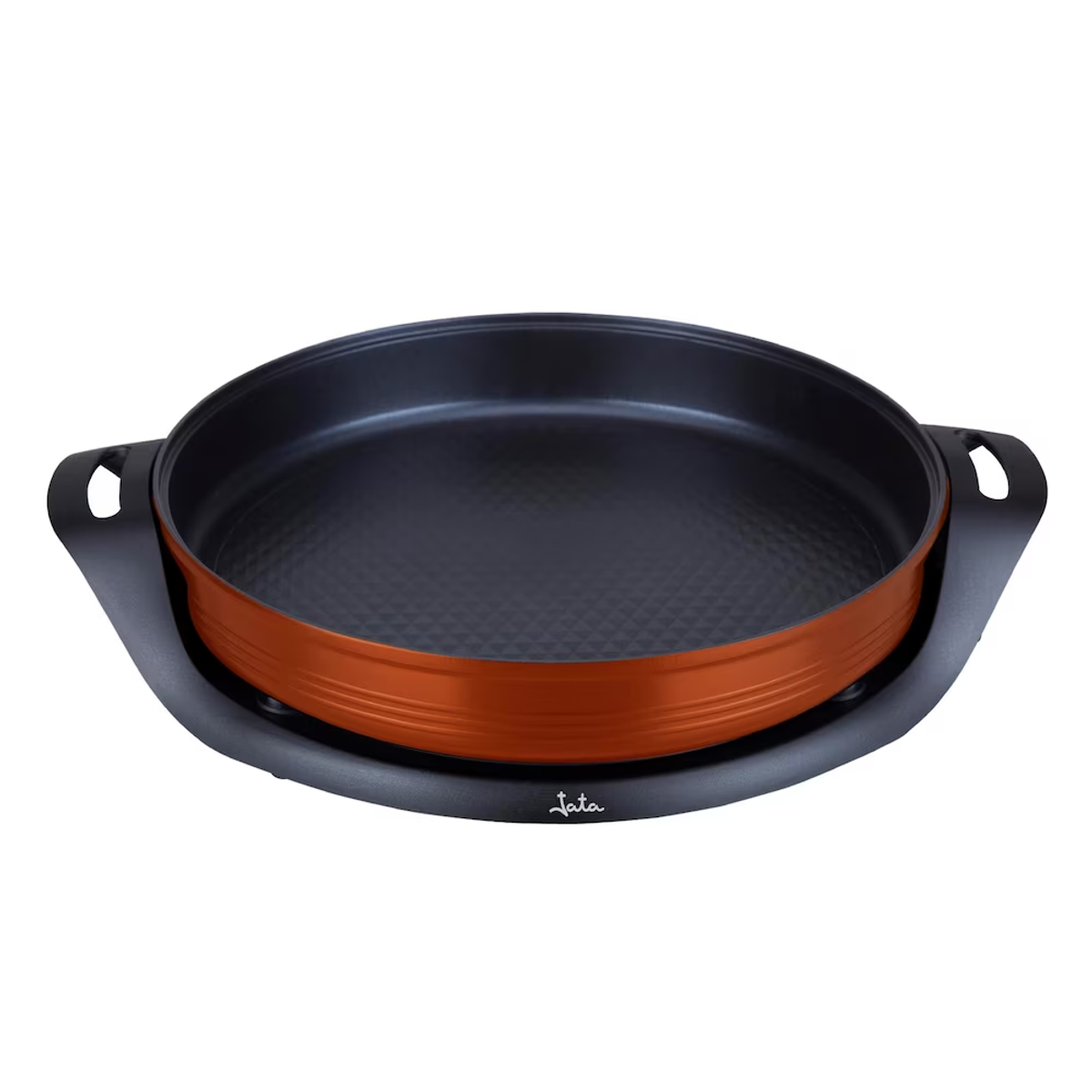 Una sartén negra y naranja con asa. Está sobre una base negra.