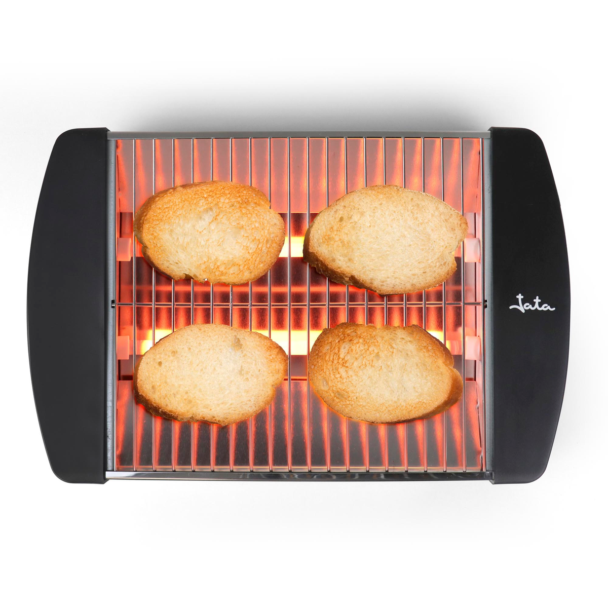 Un tostapane nero con quattro fette di pane tostato sulla griglia, illuminate da luce arancione.