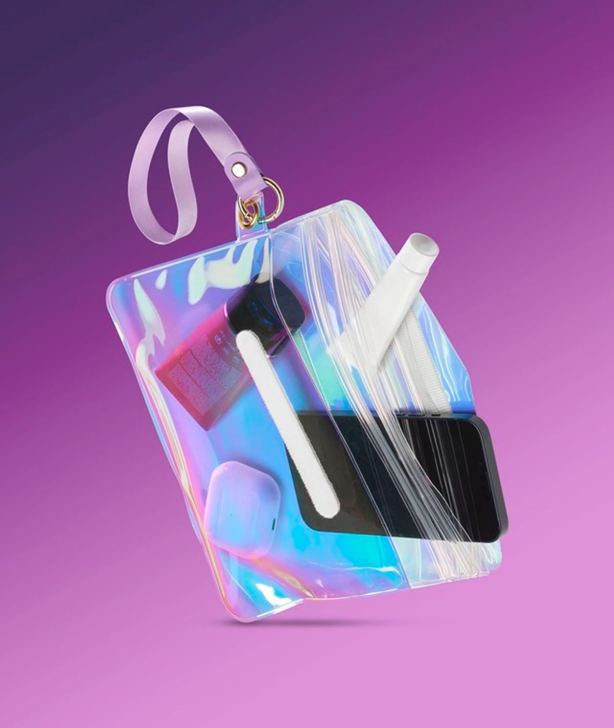 Pochette trasparente, iridescente con oggetti: rossetto, telefono e auricolari su sfondo viola.