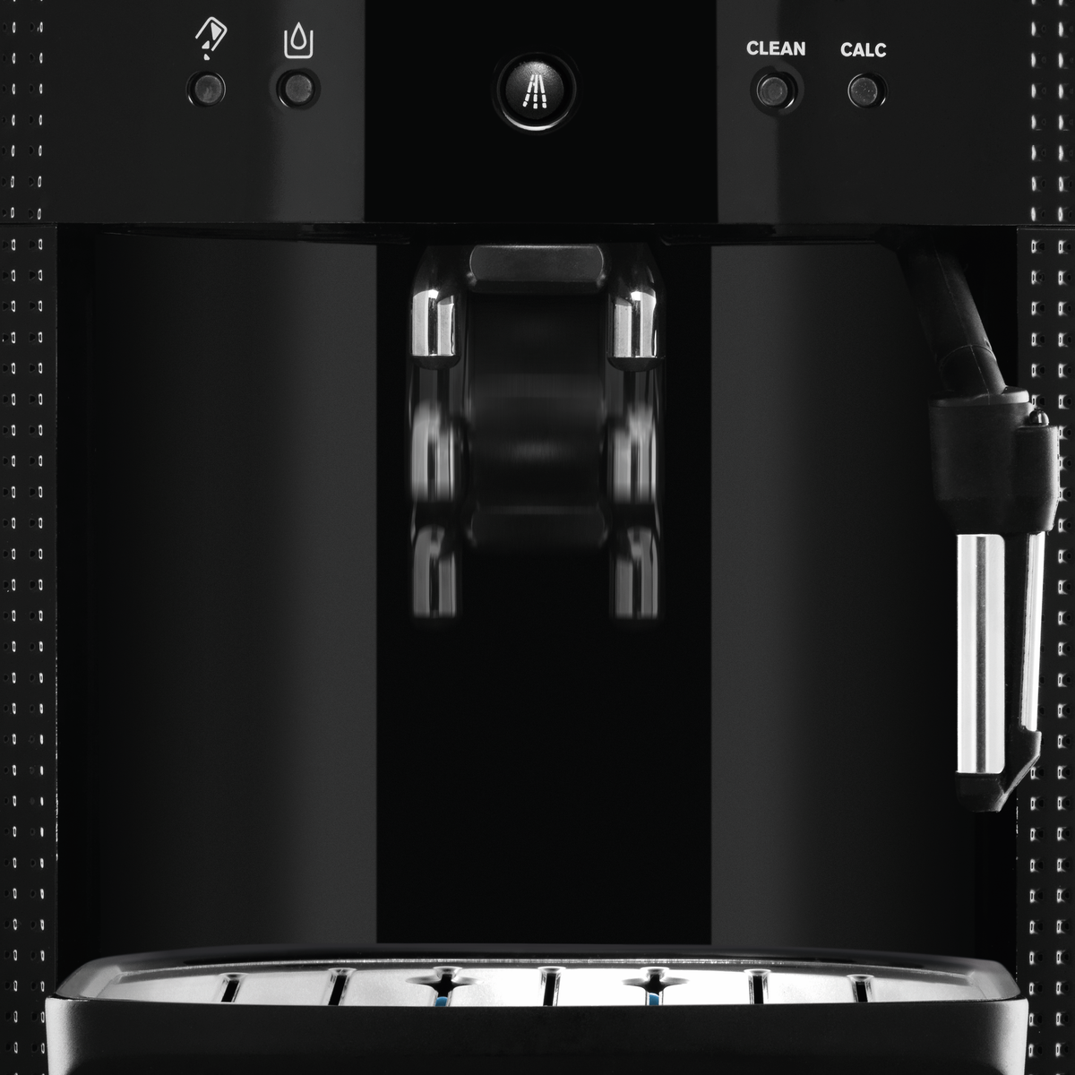 Primer plano de una cafetera negra con botones y boquilla.