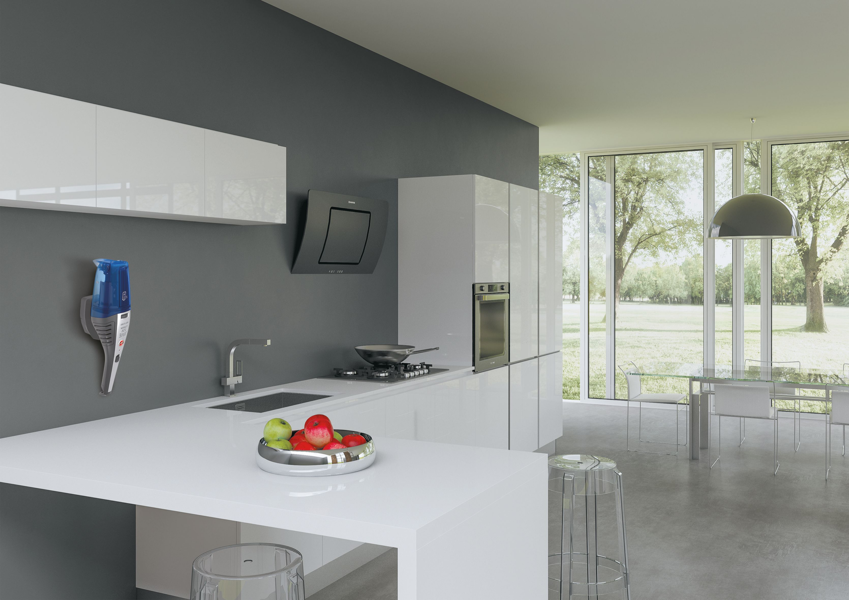 Moderne Küche mit weißen Schränken, Geräten und einem blauen Luftreiniger.