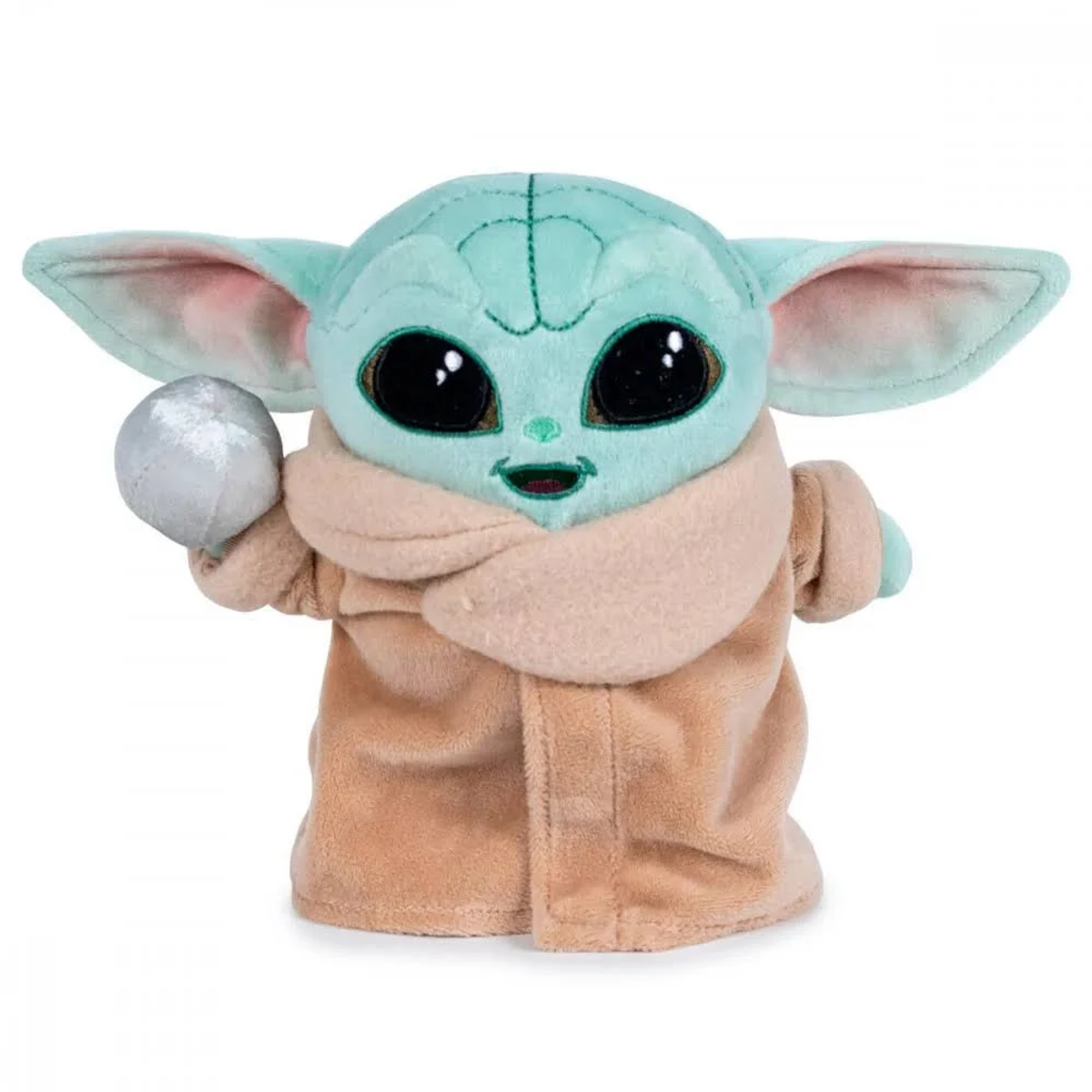 Muñeco de peluche de Grogu con una bola plateada. Tiene ojos grandes y una túnica beige. El fondo es blanco.