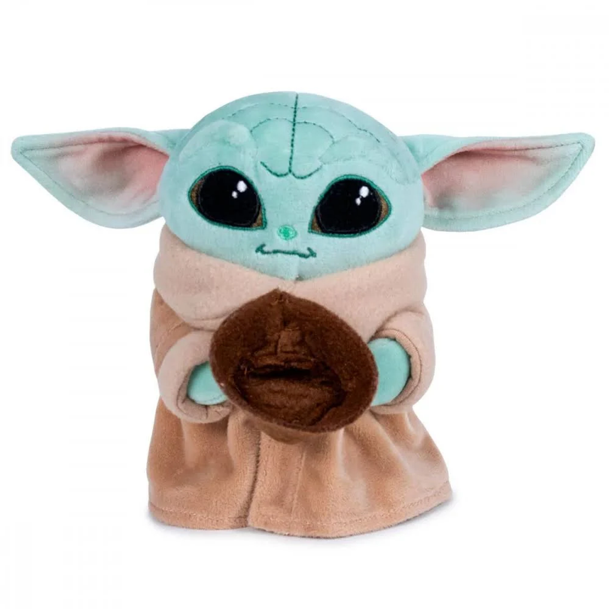 Peluche de Baby Yoda. Tiene ojos grandes y lleva una túnica marrón.