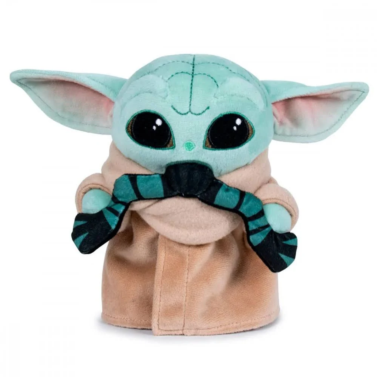 Un peluche de Grogu (Baby Yoda) de Star Wars, con una túnica color beige, con una bufanda azul y negra.