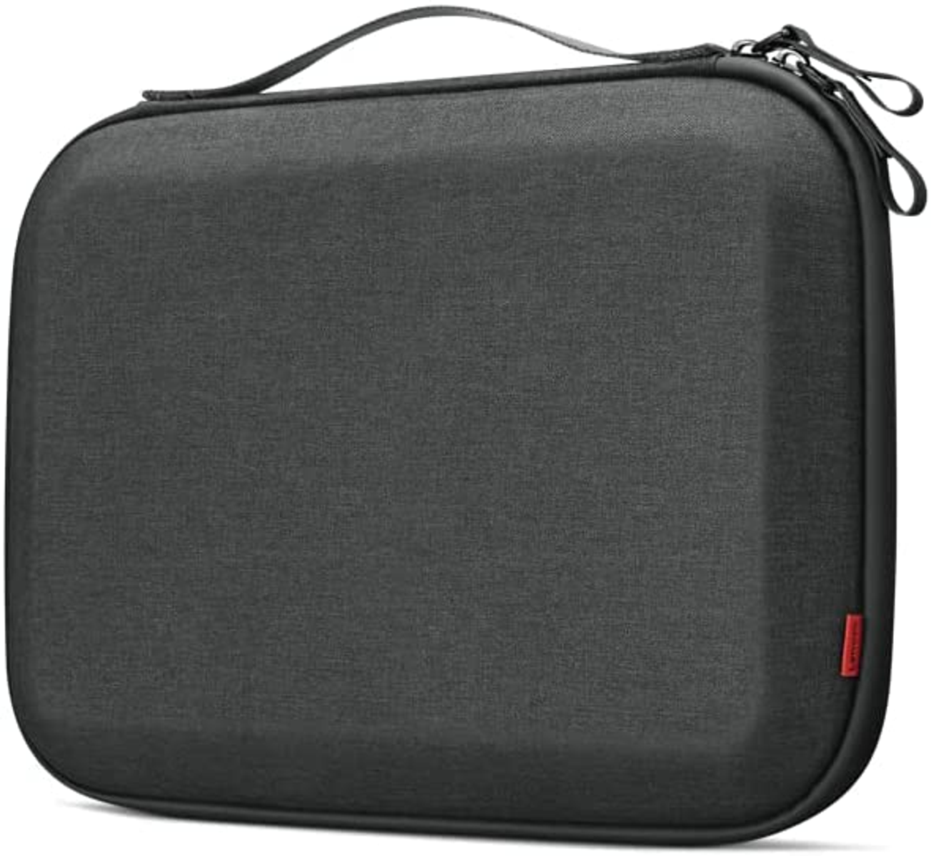 Un estuche negro, rectangular, con cremallera, con asa y una pequeña etiqueta roja.