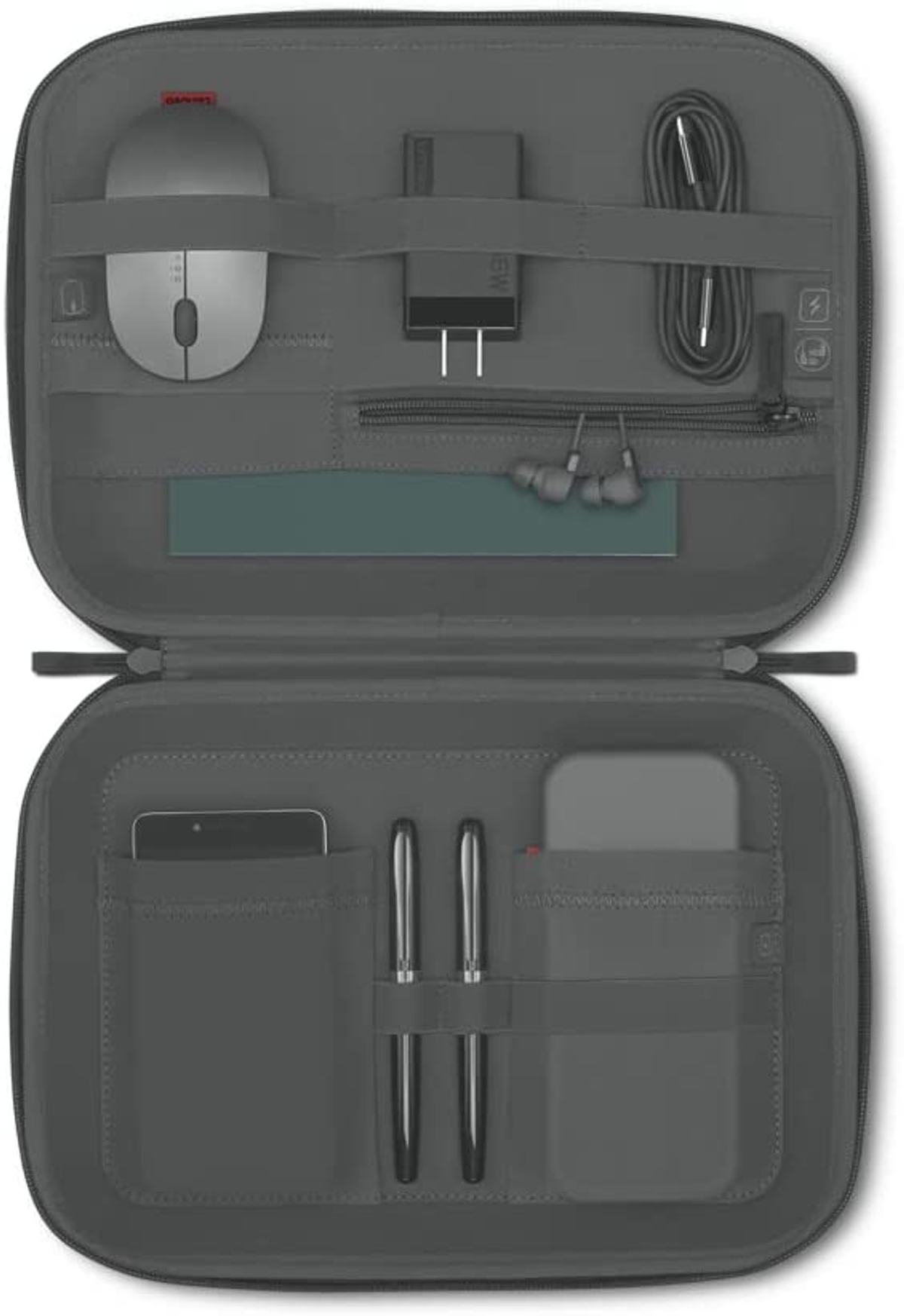 Estuche tecnológico gris abierto con ratón, cargador, bolígrafos y otros accesorios.