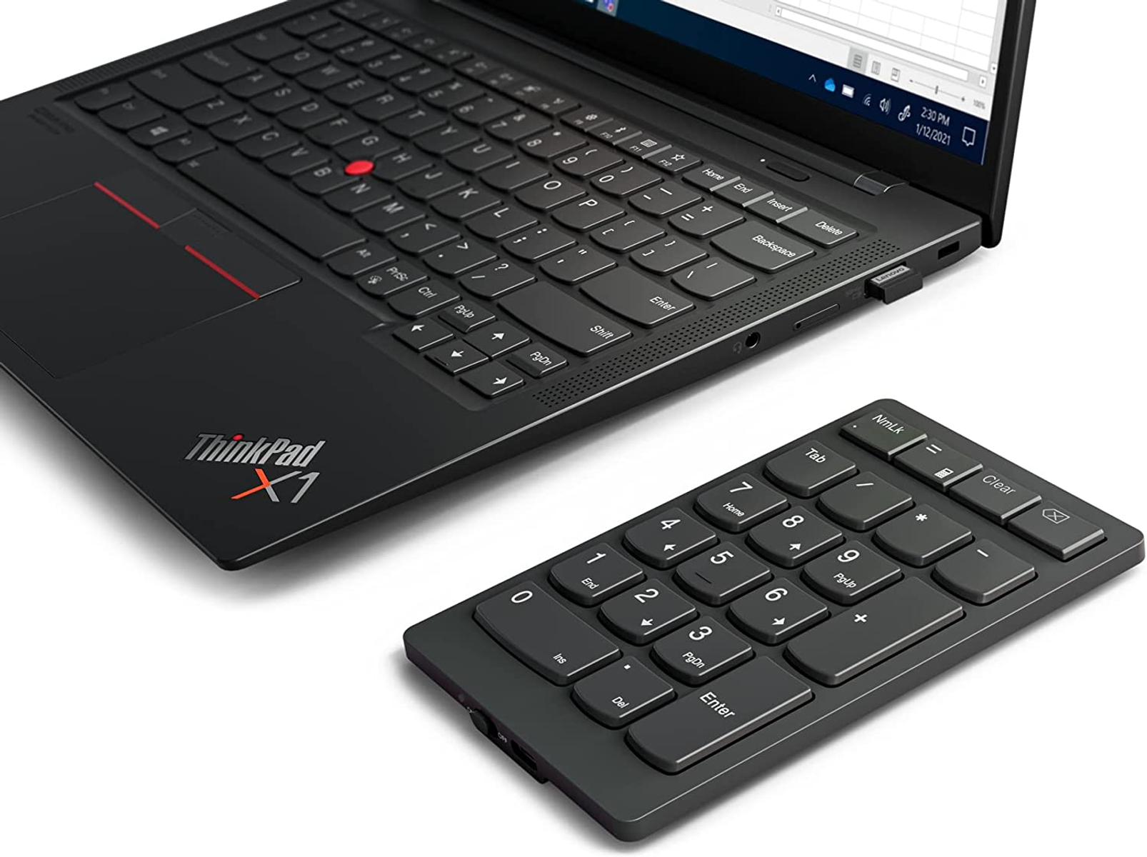 Portátil ThinkPad X1 negro y teclado numérico. Fondo blanco.