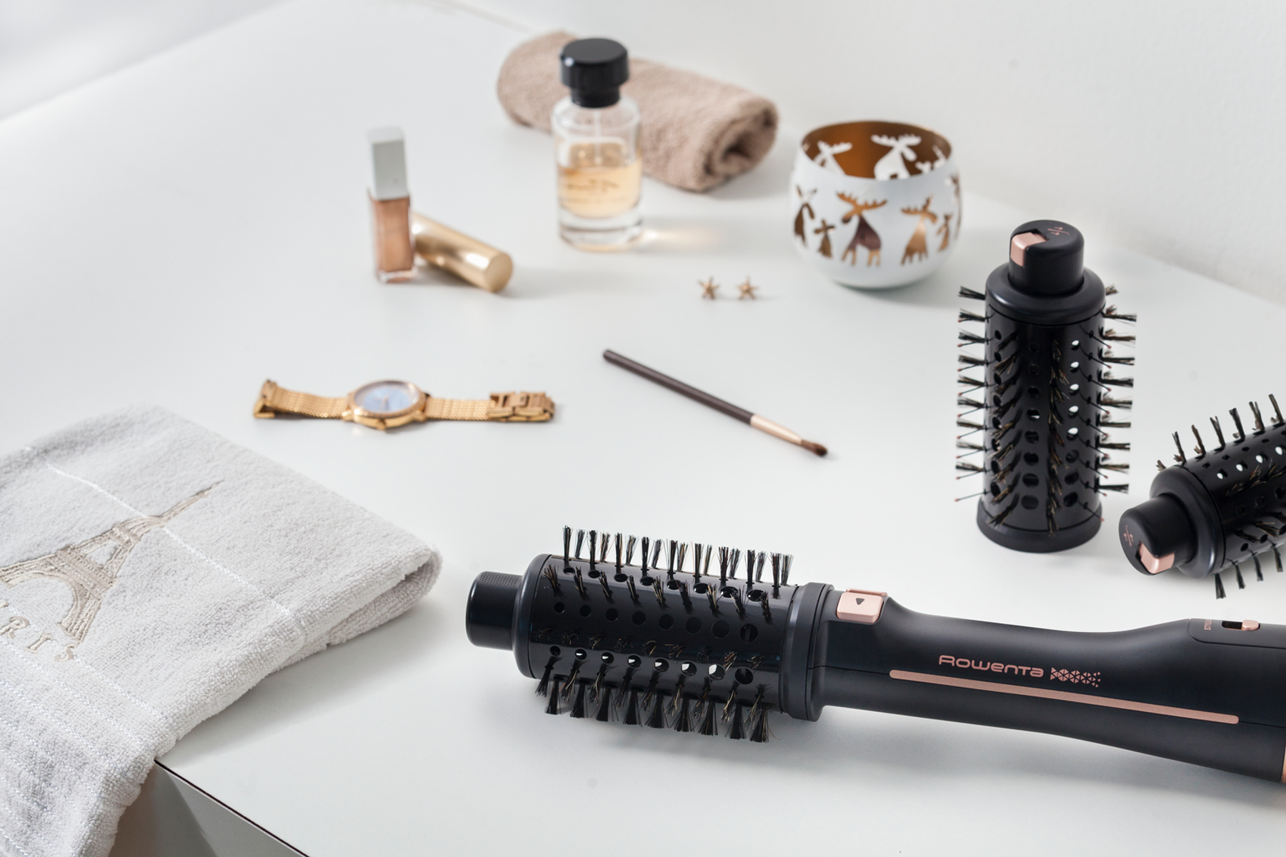 Kobieta patrzy na scenę z gry z postacią świecącą na zielono.