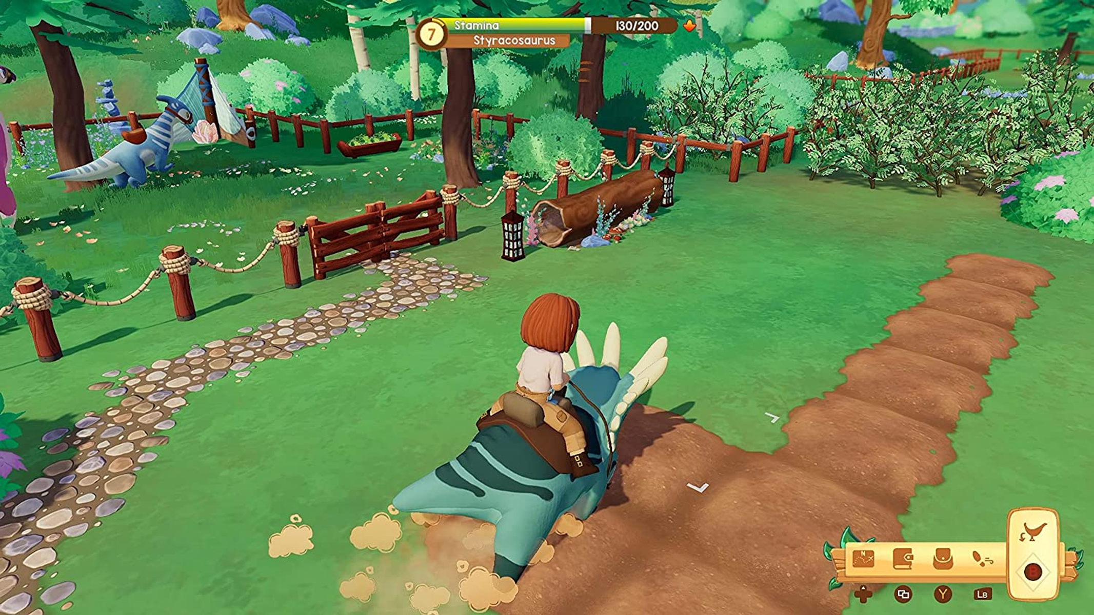 Escena de juego: una persona monta un dinosaurio a través de un campo verde con árboles y vallas. Estilo de dibujos animados.