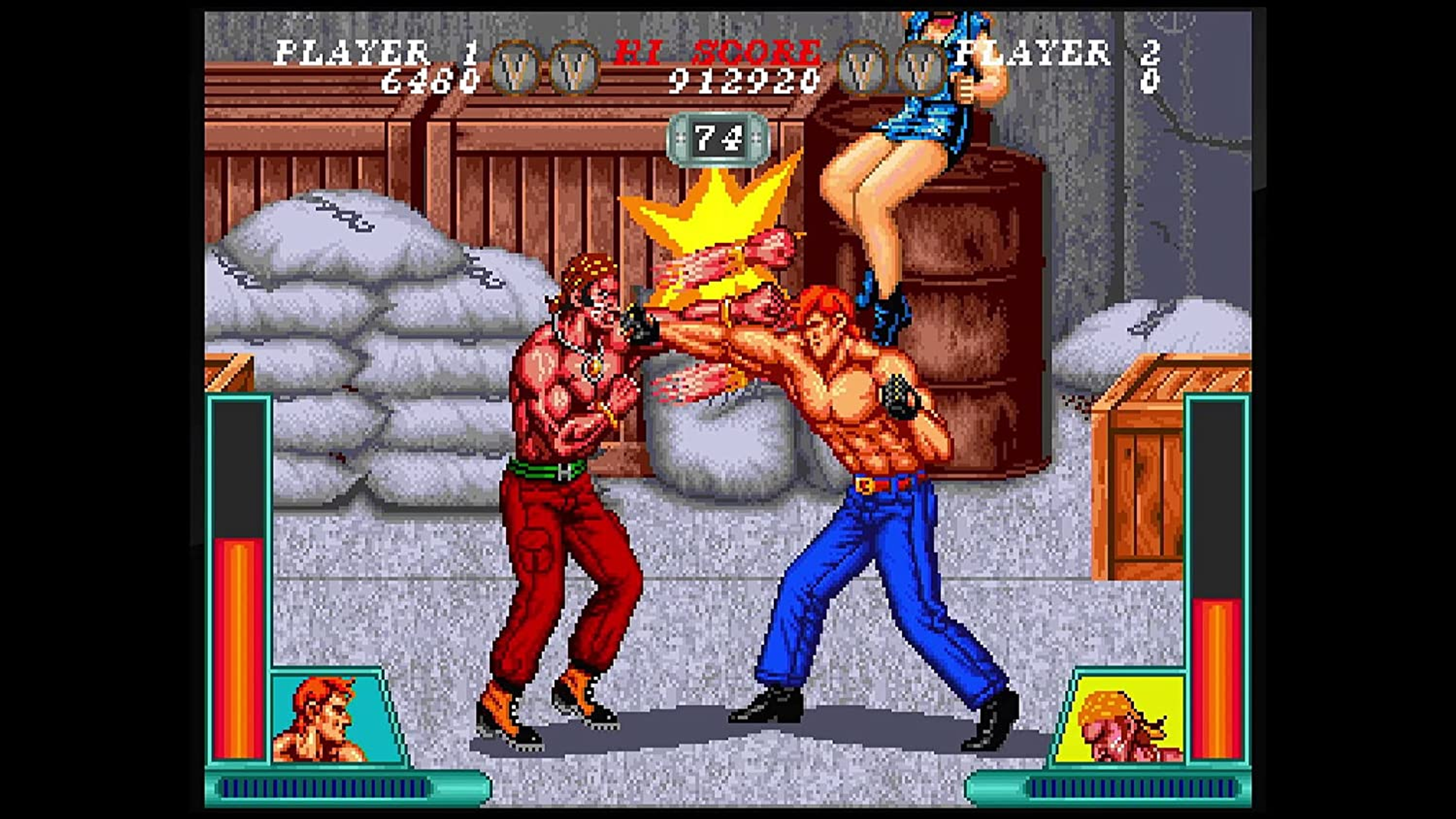Scena di gioco di combattimento pixelata con due uomini a torso nudo che si picchiano.
