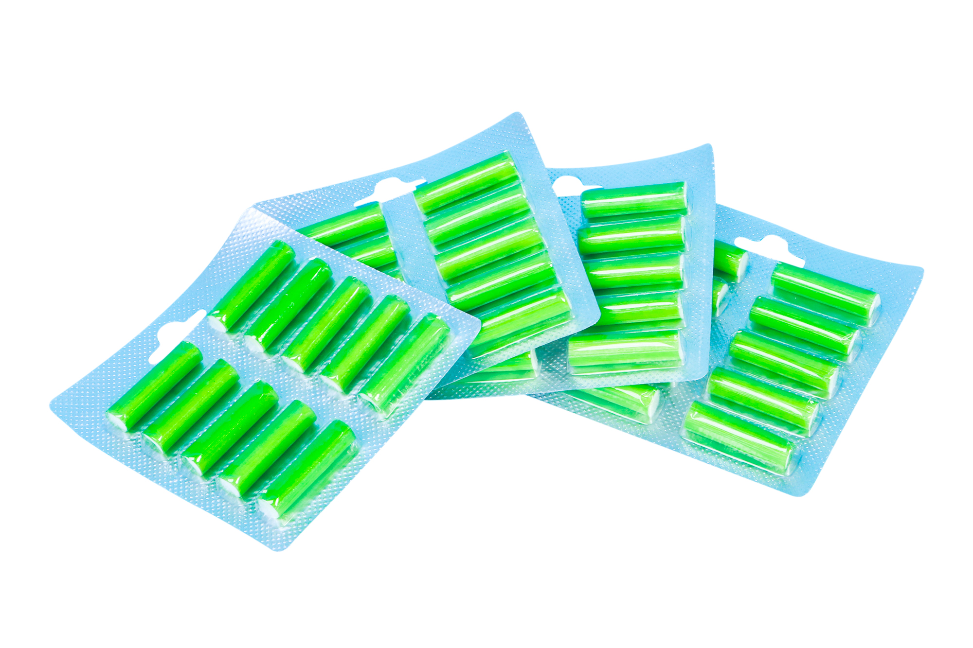 Mehrere Packungen grüner und weißer Minzbonbons in transparenter Kunststoffverpackung.