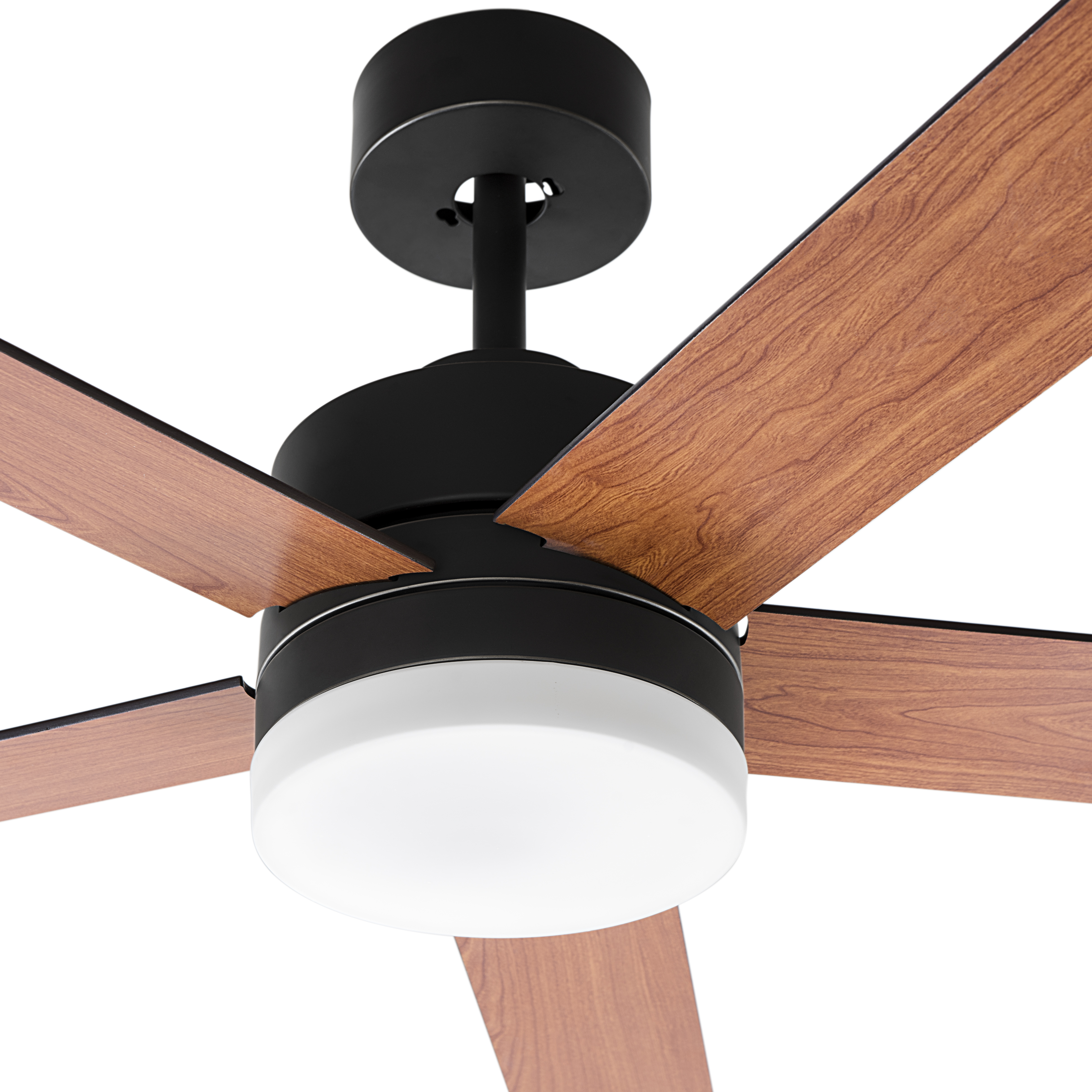 Ventilatore da soffitto con motore nero, pale in legno e luce bianca. Sfondo bianco.
