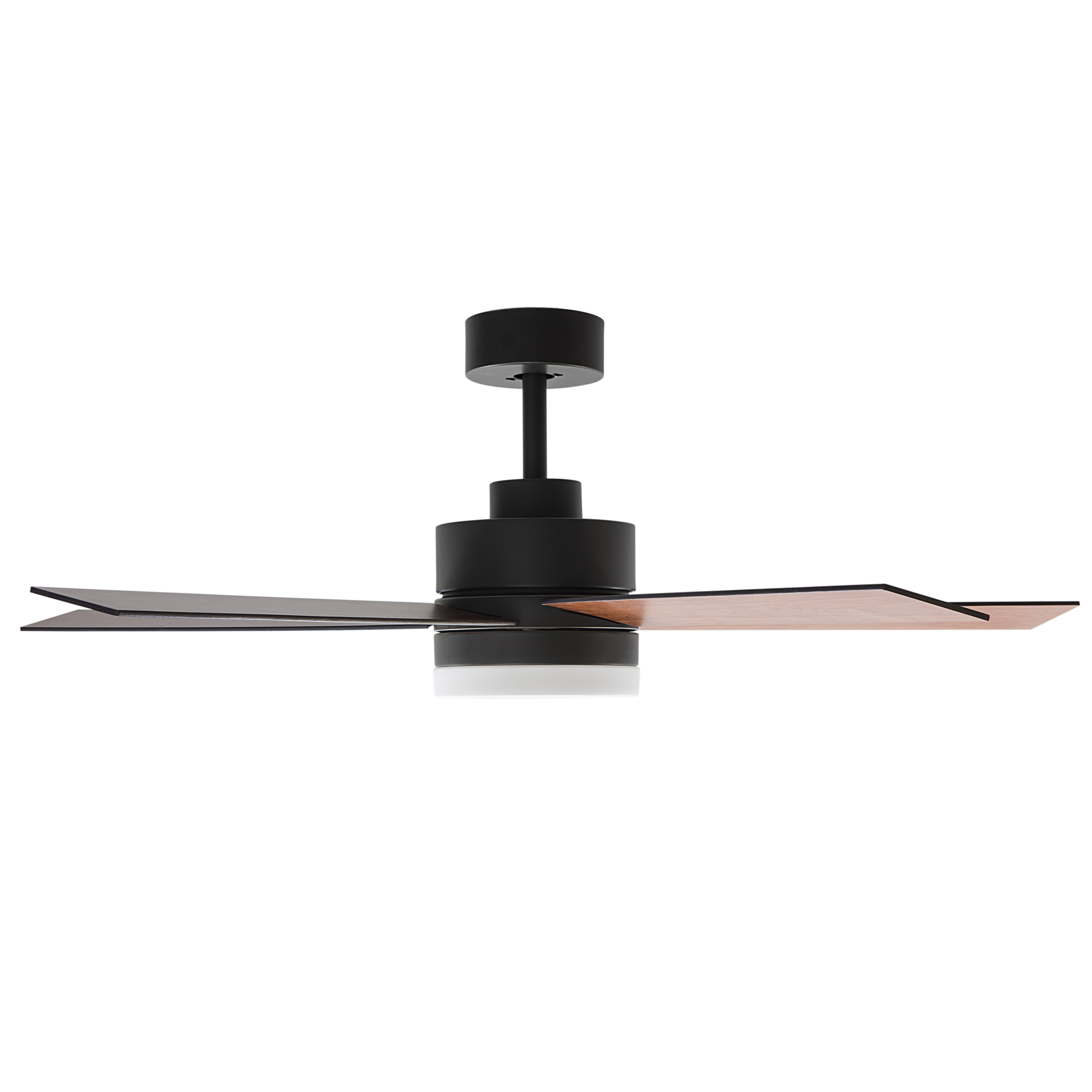 Ventilatore da soffitto nero con pale effetto legno e un apparecchio di illuminazione bianco.