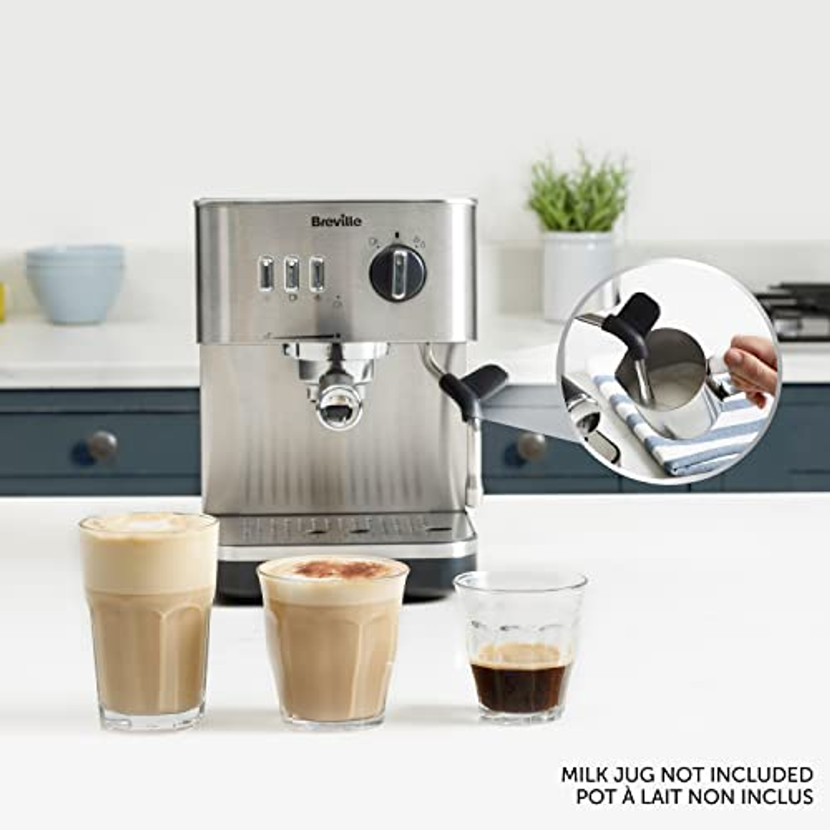 Máquina de espresso con café y bebidas con leche. Máquina plateada, tres vasos. Fondo blanco.