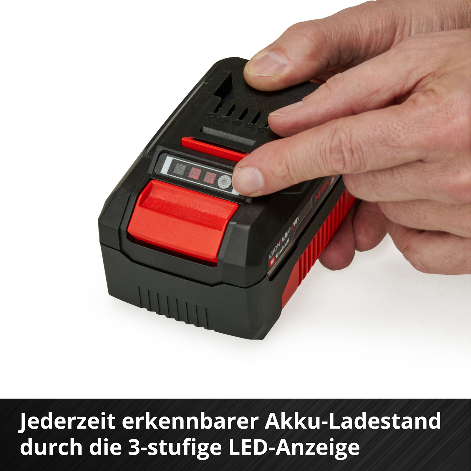 Hände halten eine schwarz-rote Batterie. LED-Anzeigen zeigen den Ladestand an.