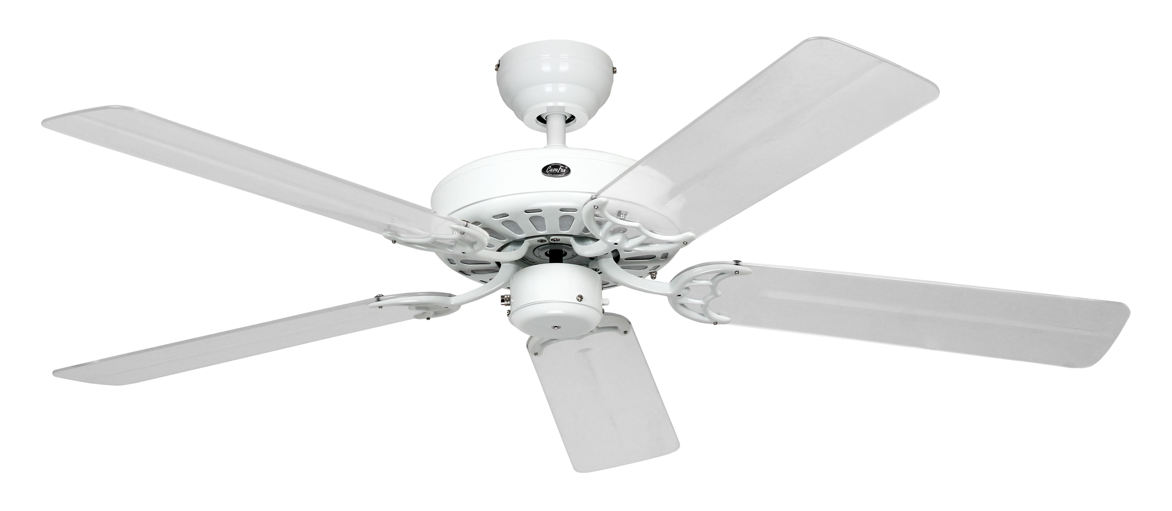 Weißer Deckenventilator mit fünf transparenten Flügeln, auf weißem Hintergrund.