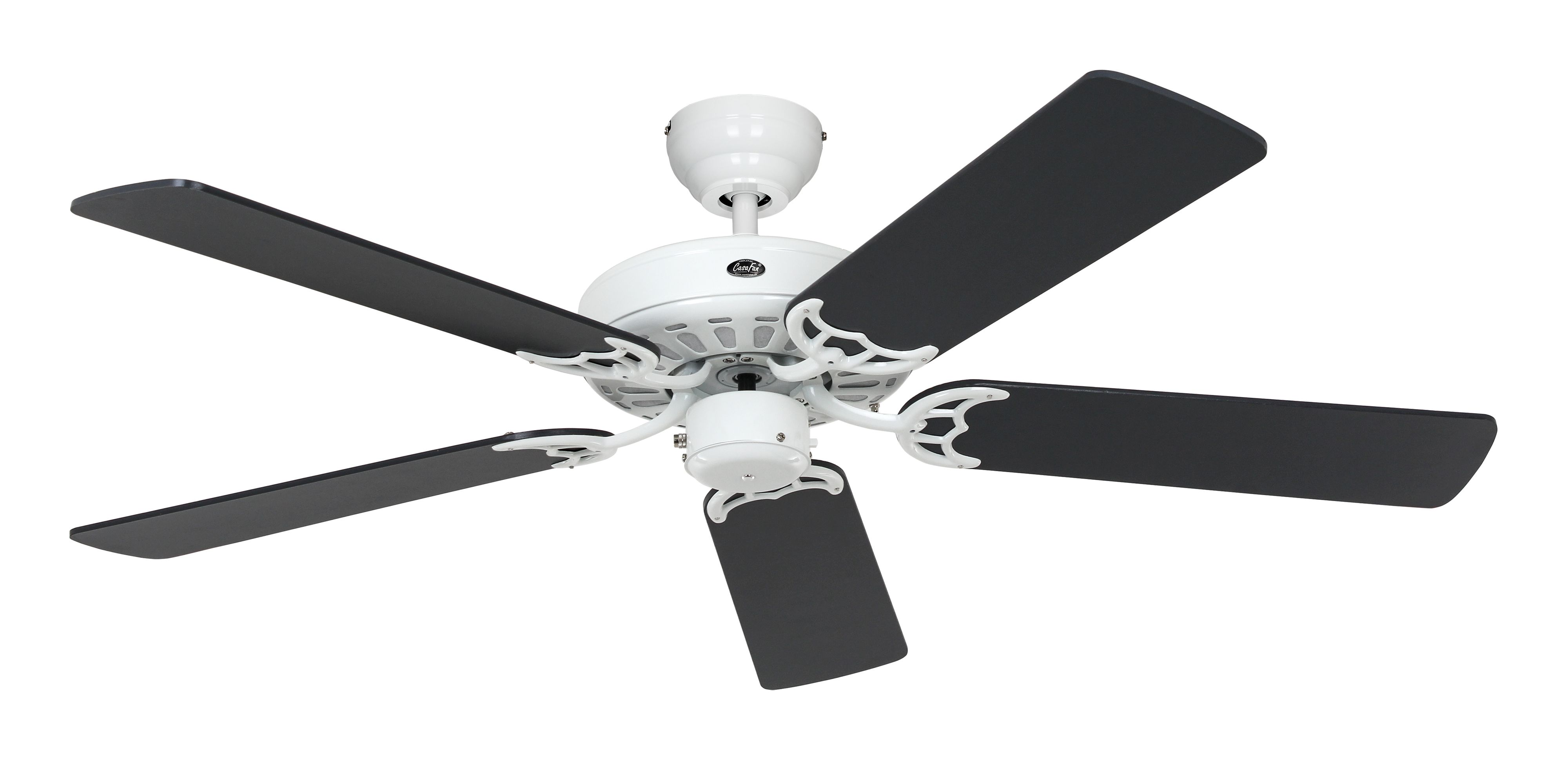 Ein weißer Deckenventilator mit schwarzen Flügeln. Der Ventilator hat fünf Flügel und einen weißen Motor.