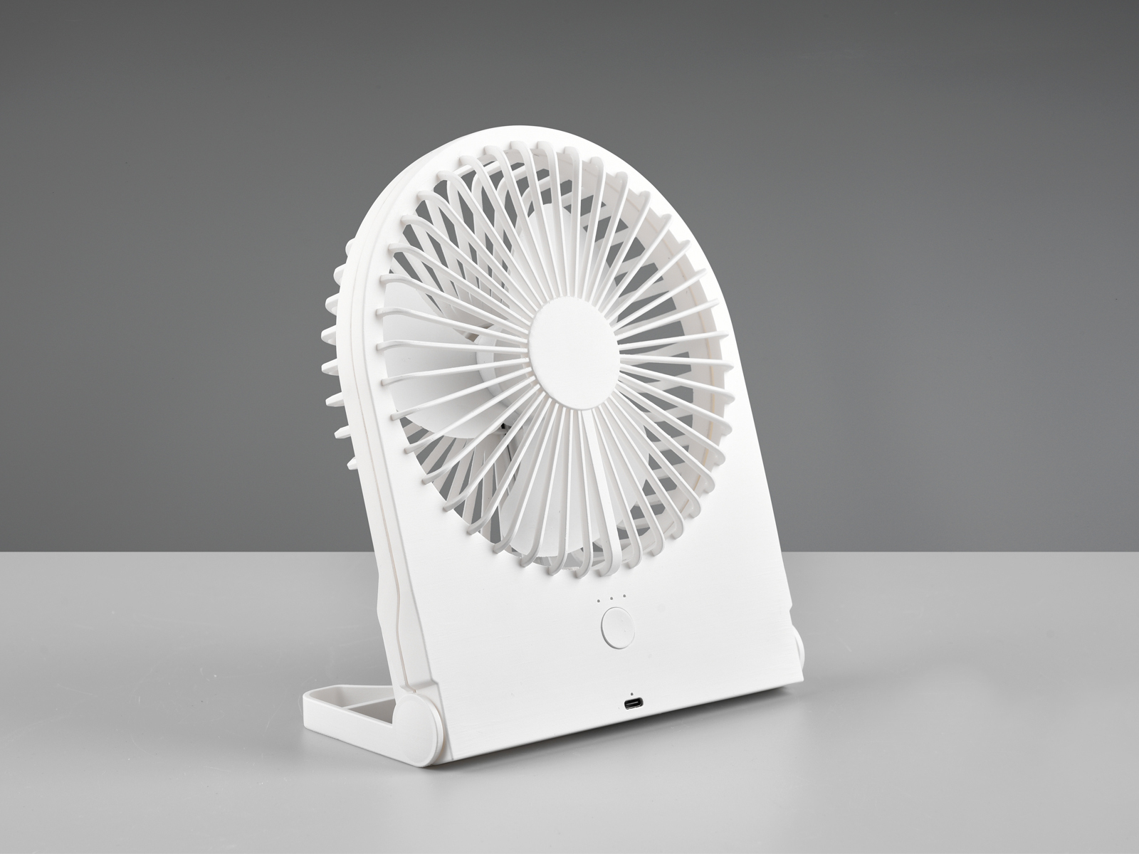 Weißer tragbarer Ventilator auf grauer Oberfläche, nach oben geneigt.