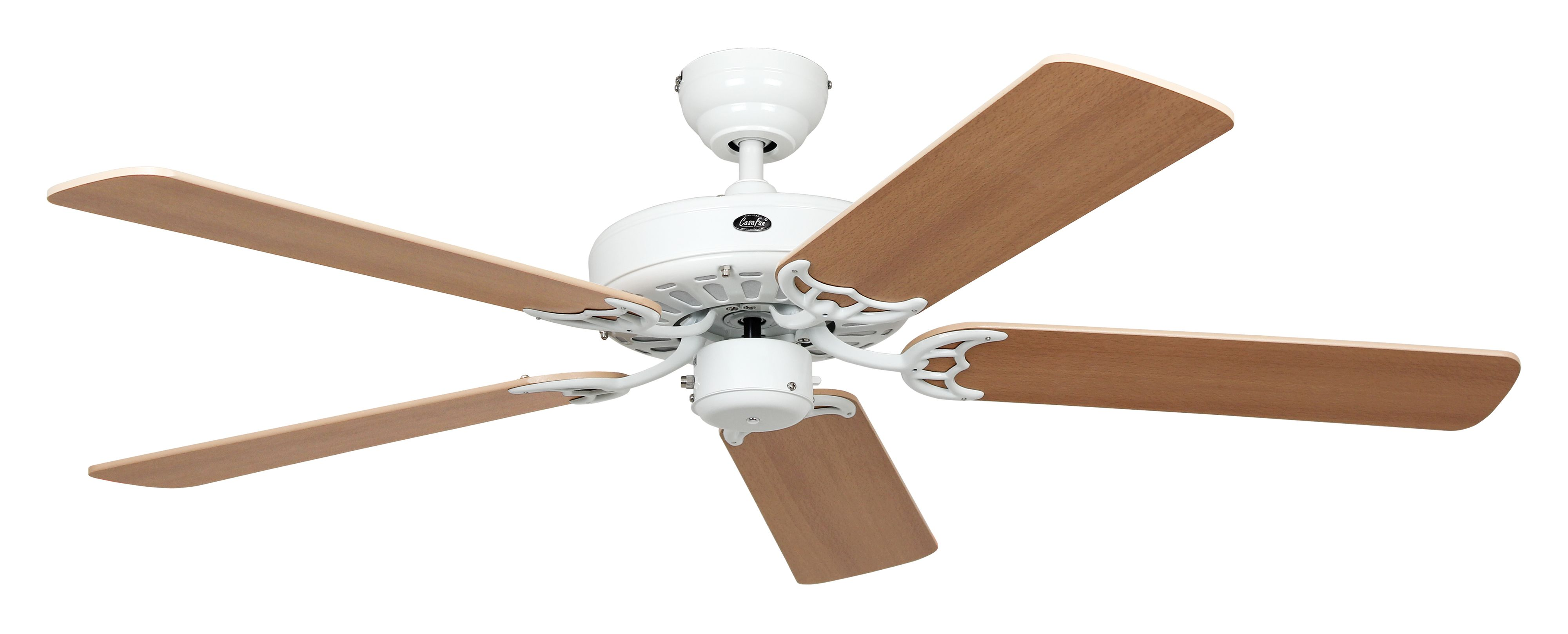 Ein weißer Deckenventilator mit fünf Holzblättern. Es ist vor einem weißen Hintergrund.