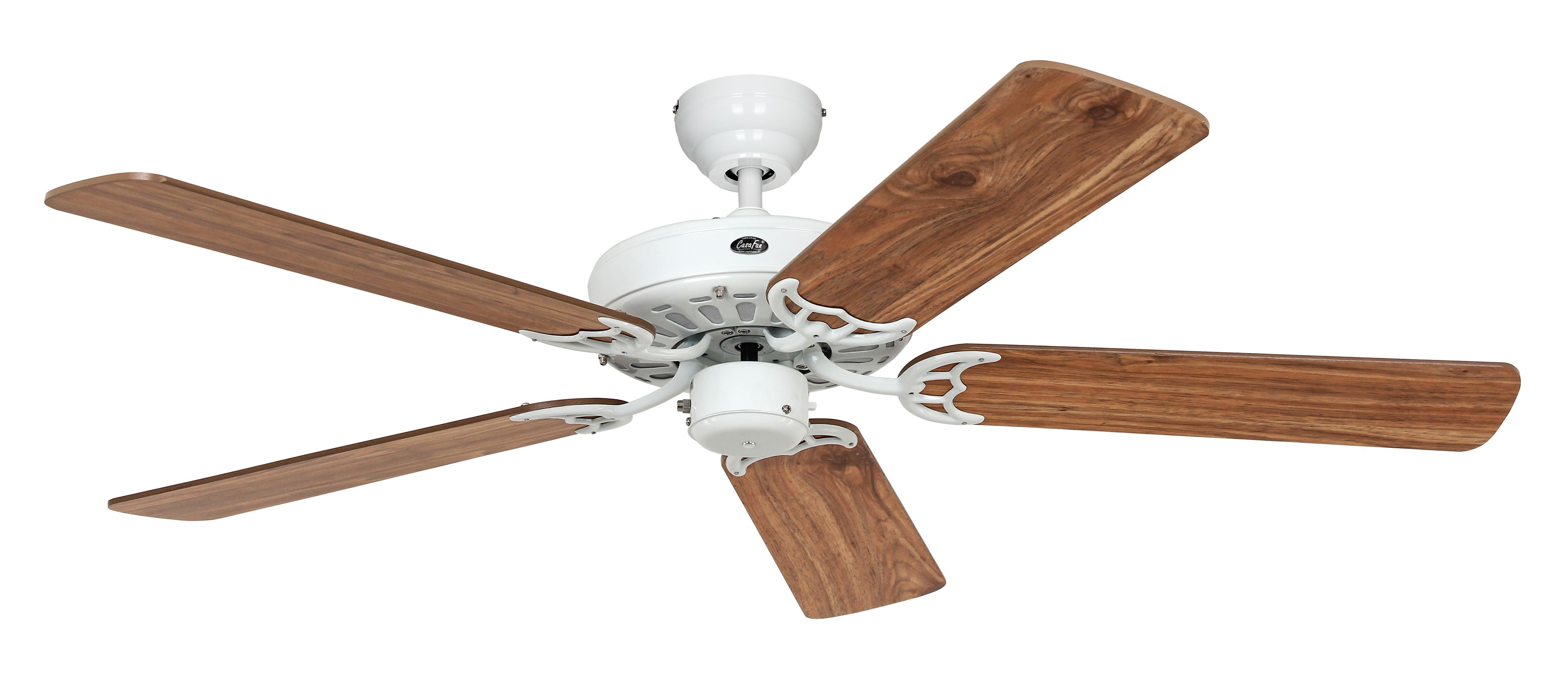 Weißer Deckenventilator mit fünf Holzflügeln, nach unten abgewinkelt, vor weißem Hintergrund.