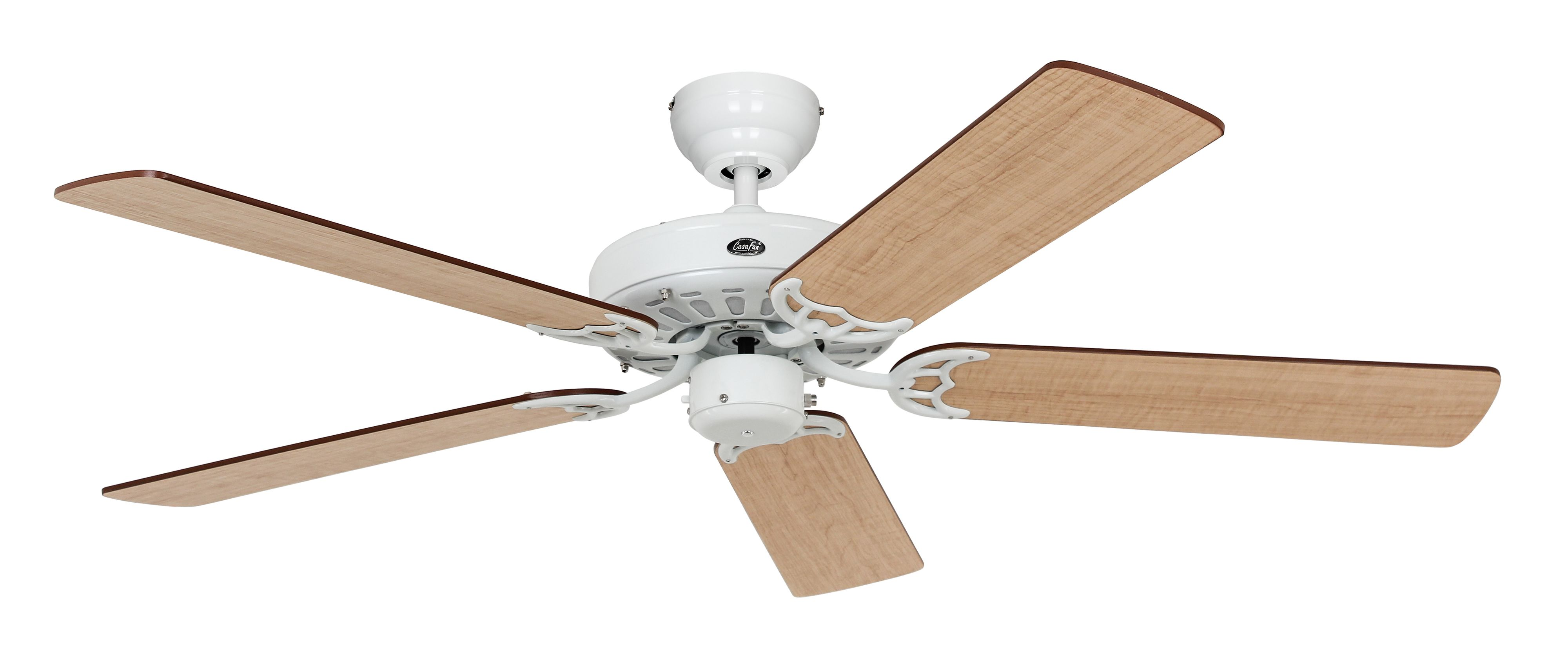 Ein weißer Deckenventilator mit fünf Holzflügeln und dekorativen weißen Akzenten.