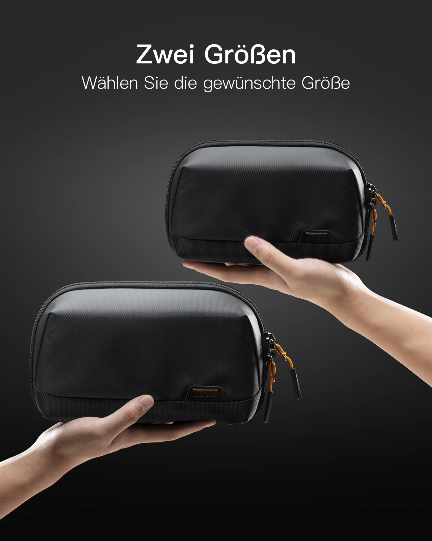 Zwei schwarze Beutel, gehalten von Händen, mit orangefarbenen Reißverschlüssen, dunkler Hintergrund.