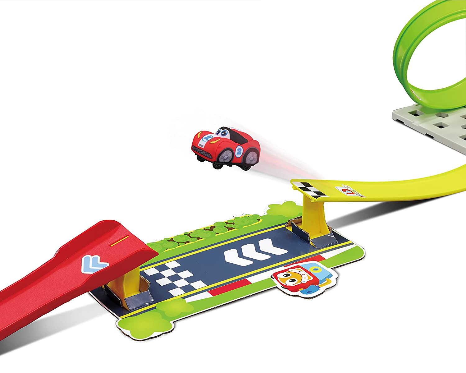 Spielzeug-Rennstrecke mit rotem Auto in der Luft. Strecke hat rote Rampe, grünen Loop und Ziellinie.