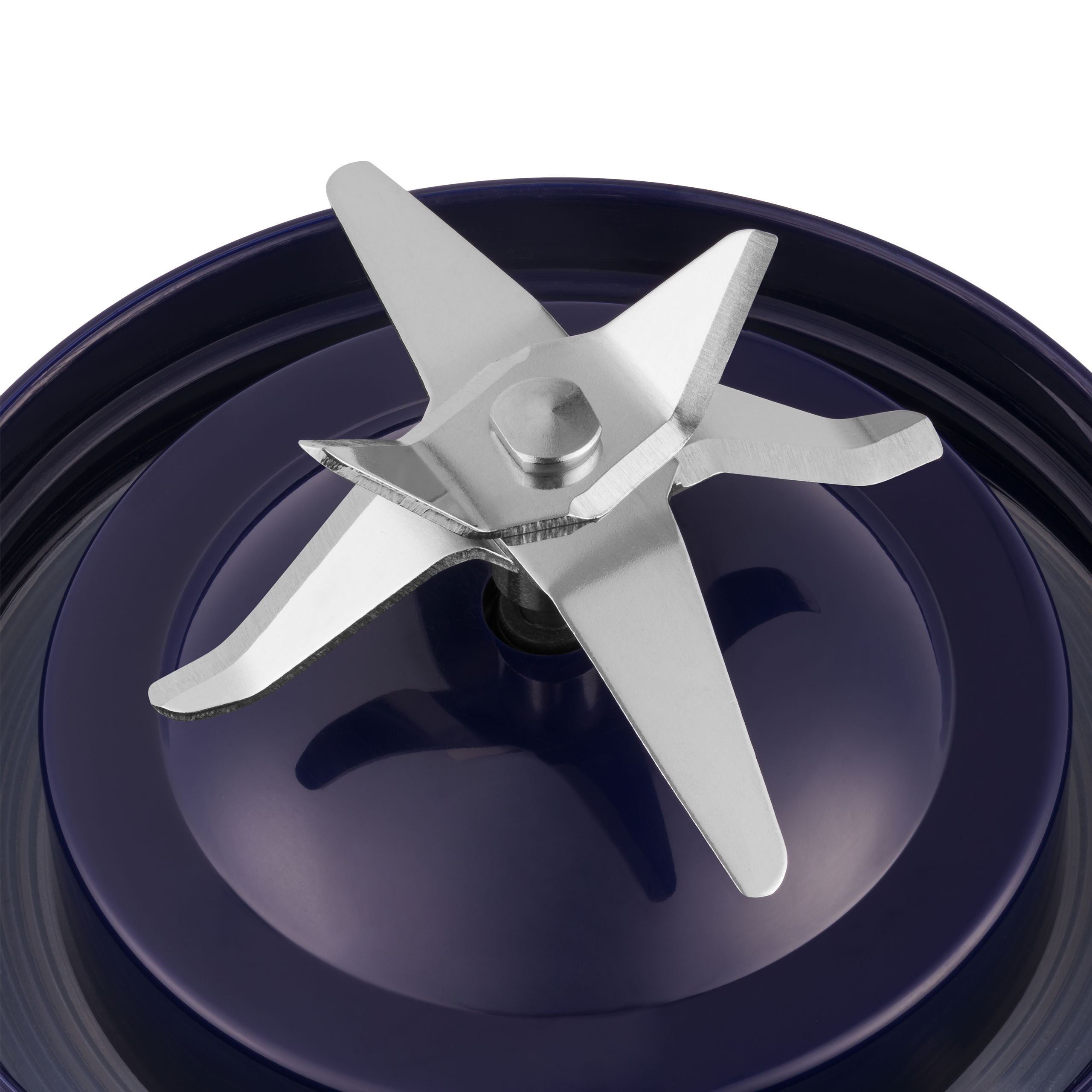 Zespół ostrzy blendera na ciemnoniebieskiej podstawie. Białe tło.