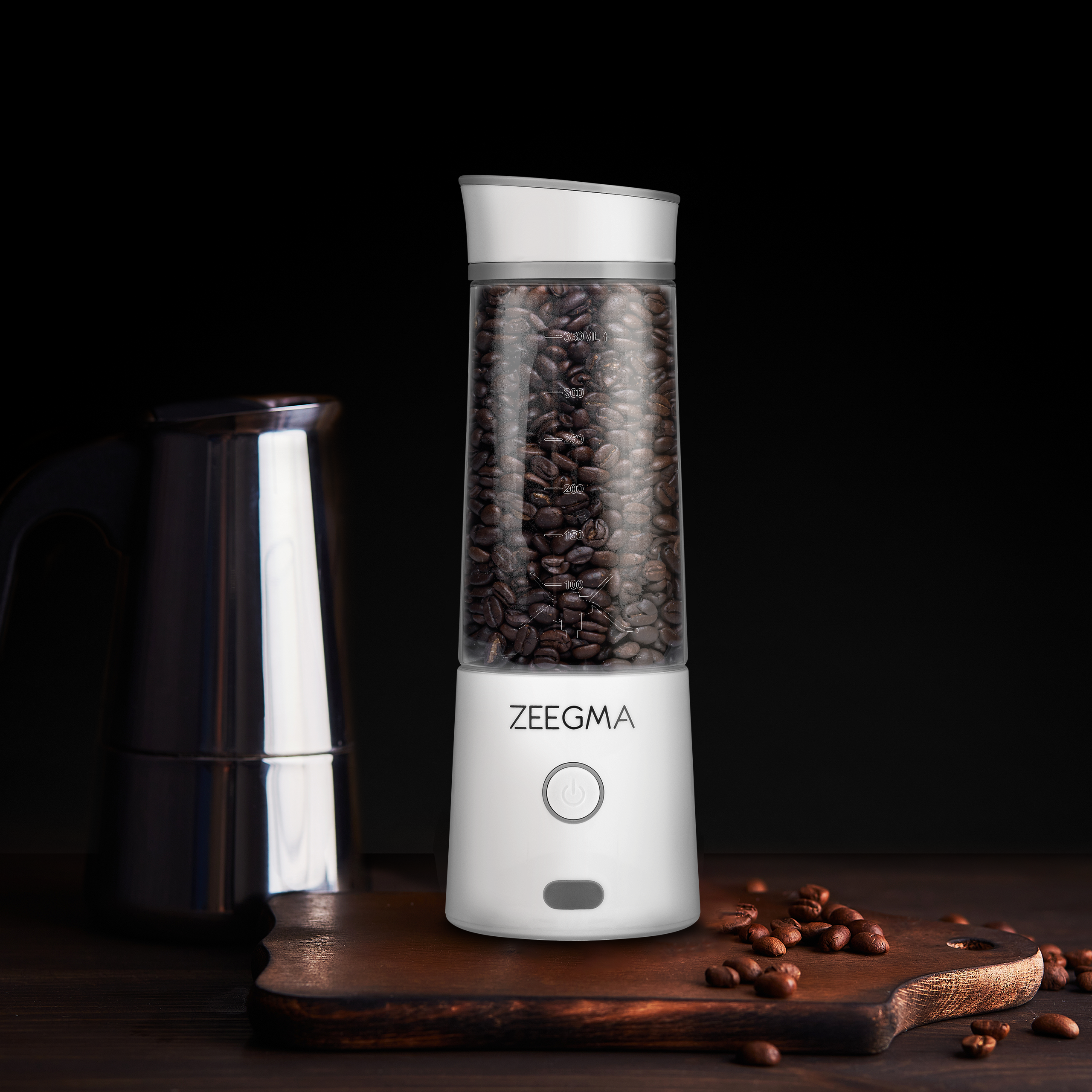 Biały i przezroczysty młynek do kawy z przezroczystym pojemnikiem wypełnionym ziarnami kawy.