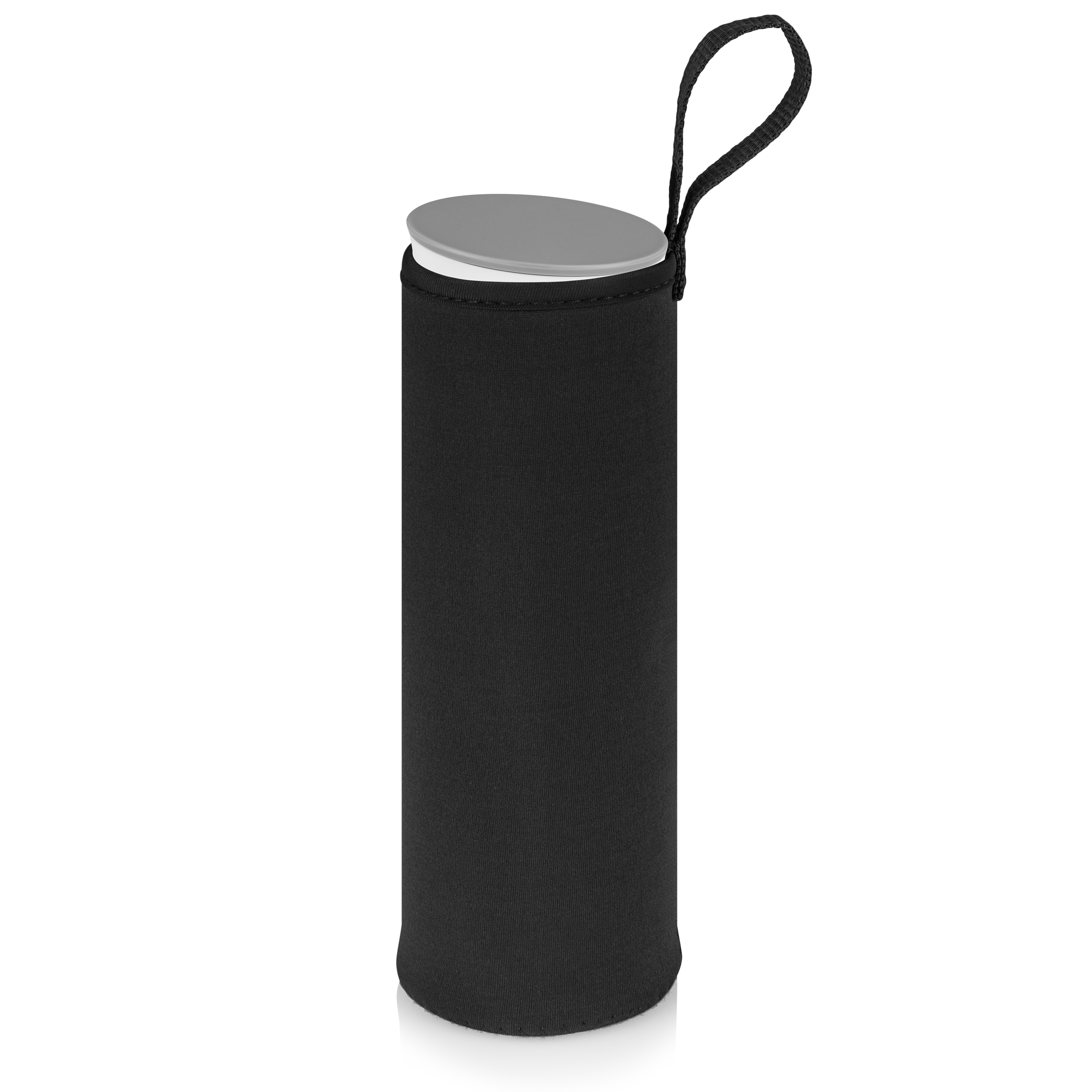Czarny uchwyt na butelkę z neoprenu z szarą pokrywką i czarnym paskiem. Białe tło.